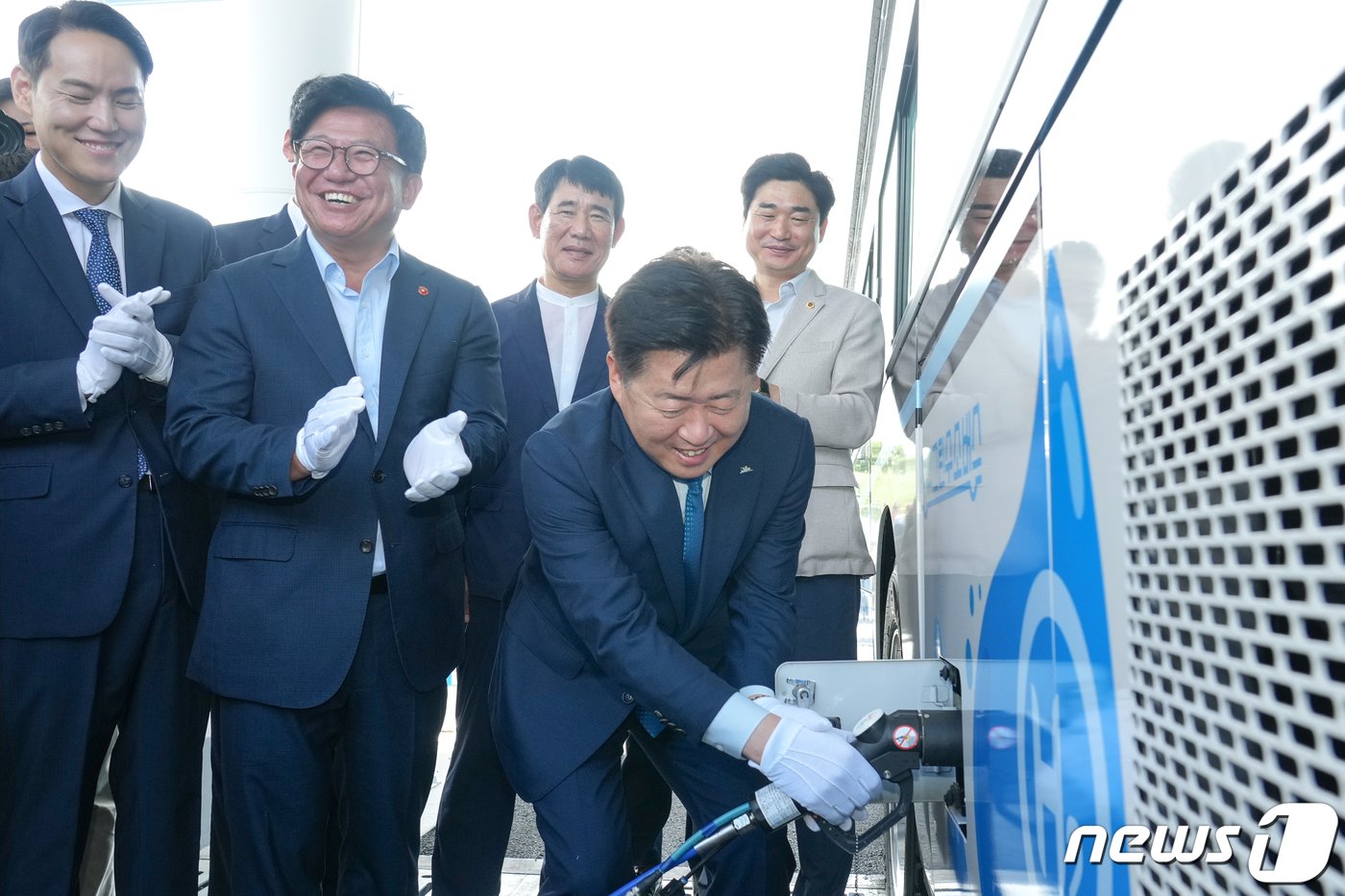 오영훈 제주지사가 4일 제주시 조천읍 함덕 수소충전소에서 수소버스에 수소를 넣고 있다.&#40;제주도청 제공&#41;/뉴스1 