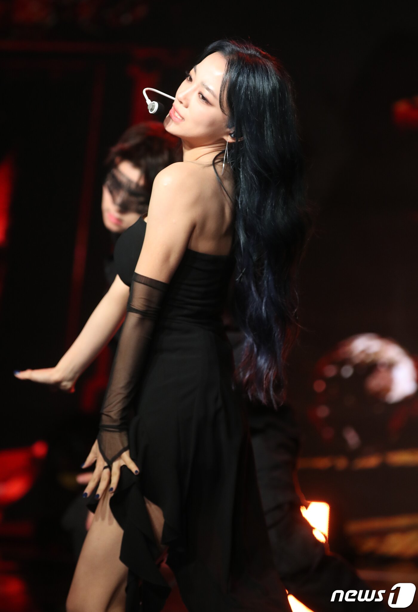 본문 이미지 - 가수 겸 배우 김세정이 4일 오후 서울 청담동 일지아트홀에서 가진 첫 번째 정규 앨범 '문(門)' 쇼케이스에서 타이틀 곡 'Top or Cliff'를 열창하고 있다. 2023.9.4/뉴스1 ⓒ News1 권현진 기자