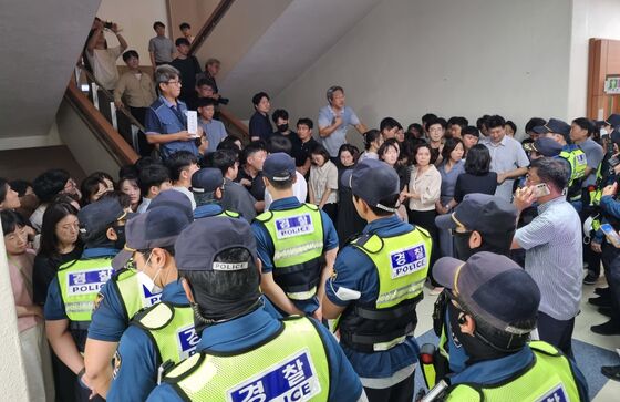 오송참사 분향소 철거에 출입문 부순 단체 관계자 선고유예