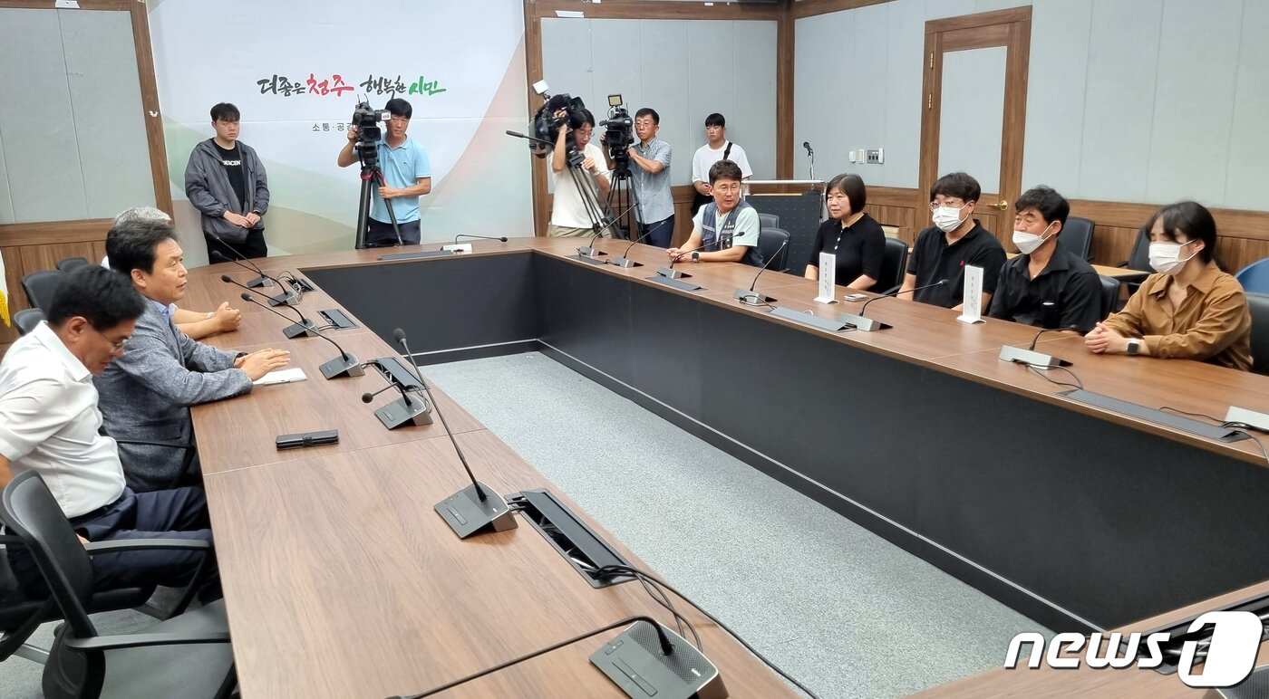 본문 이미지 - 오송참사 유가족협의회와 시민대책위원회가 4일 청주시청 임시청사에서 청주 부시장과 면담하고 있다. 이들은 희생자 시민분향소 연장 운영 등을 시청에 요구하고 있다. 2023.9.4/뉴스 ⓒ News1 김용빈 기자