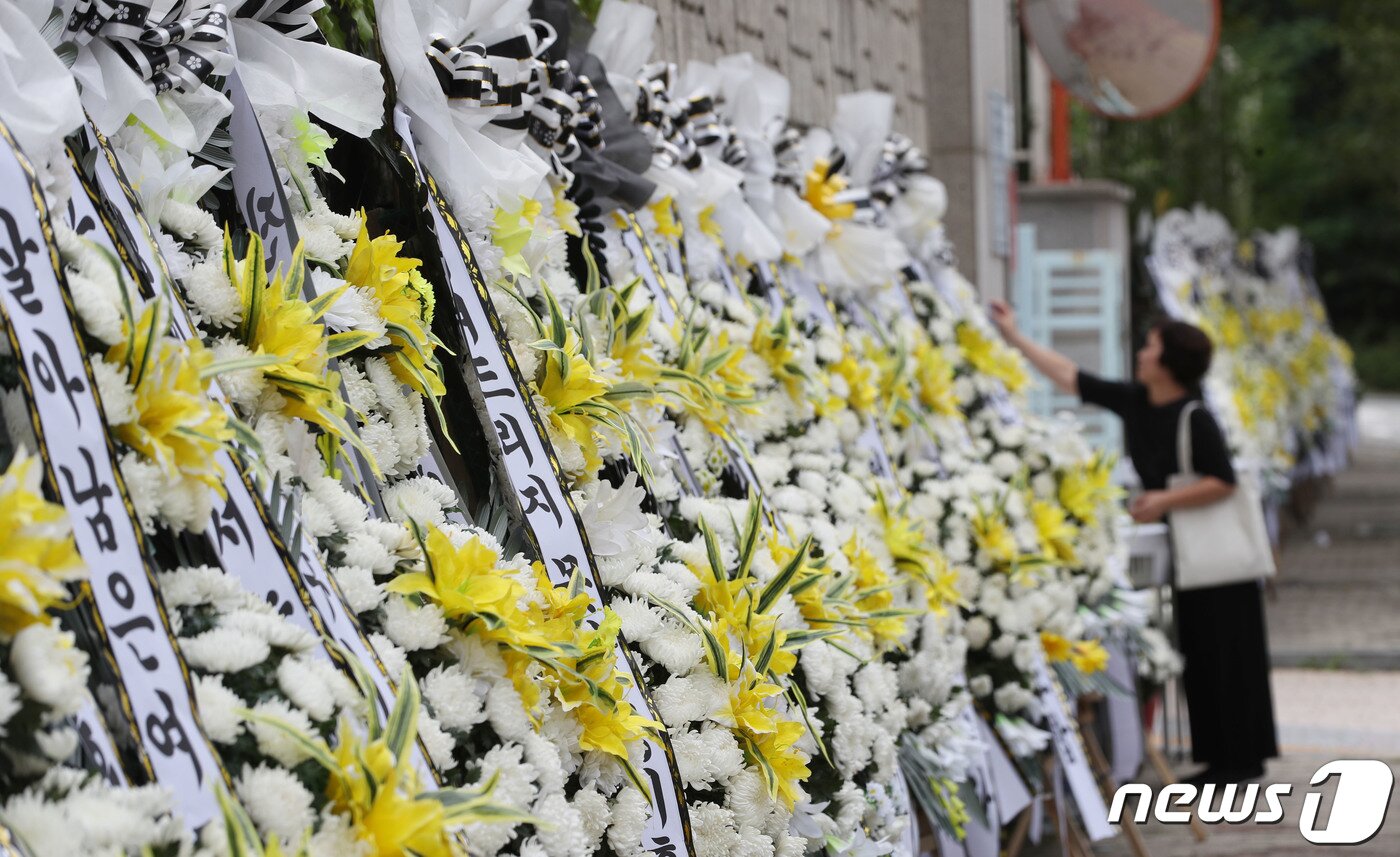 본문 이미지 - 4일 오후 경기 용인시의 한 고등학교 앞에 학부모로부터 피소된 뒤 극단선택으로 숨진 60대 체육교사를 추모하는 근조화환이 놓여 있다. 2023.9.4/뉴스1 ⓒ News1 김영운 기자