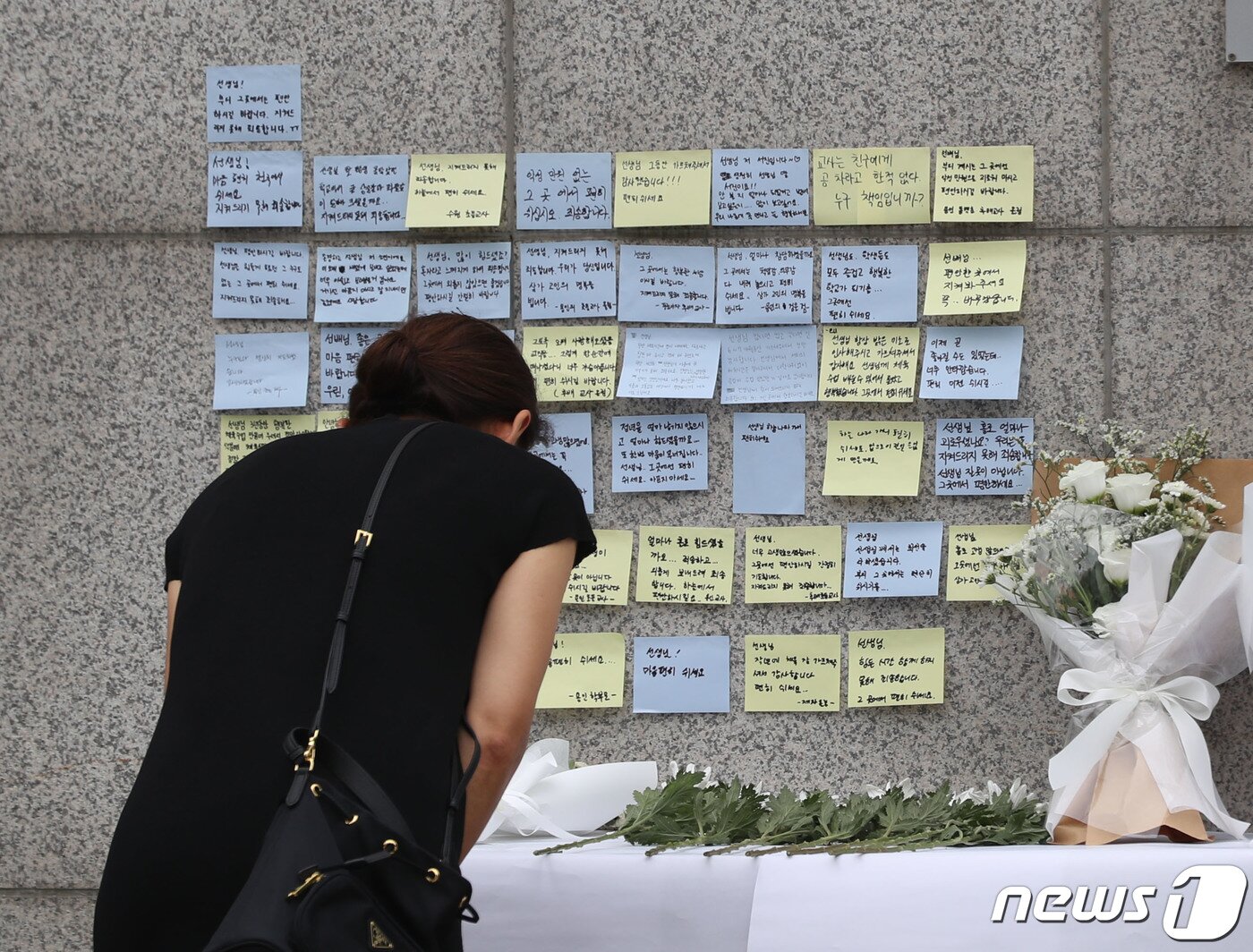 본문 이미지 - 4일 오후 경기 용인시의 한 고등학교 앞에 마련된 체육교사 A씨의 추모공간을 찾은 시민들이 고인을 추모하고 있다. 지난 3일 체육교사 A씨가 학부모로부터 피소된 뒤 극단선택으로 숨진 채 발견돼 경찰이 본격적인 수사에 나섰다. 2023.9.4/뉴스1 ⓒ News1 김영운 기자