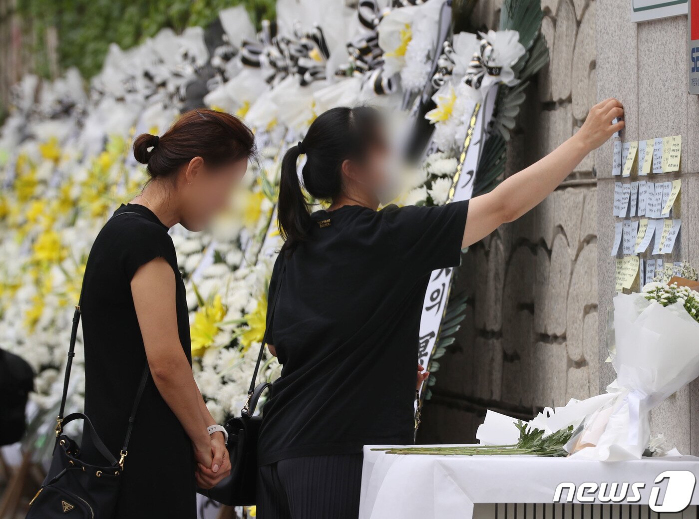 본문 이미지 - 4일 오후 경기 용인시의 한 고등학교 앞에 마련된 체육교사 A씨의 추모공간을 찾은 시민들이 고인을 추모하고 있다. 지난 3일 체육교사 A씨가 학부모로부터 피소된 뒤 극단선택으로 숨진 채 발견돼 경찰이 본격적인 수사에 나섰다. 2023.9.4/뉴스1 ⓒ News1 김영운 기자