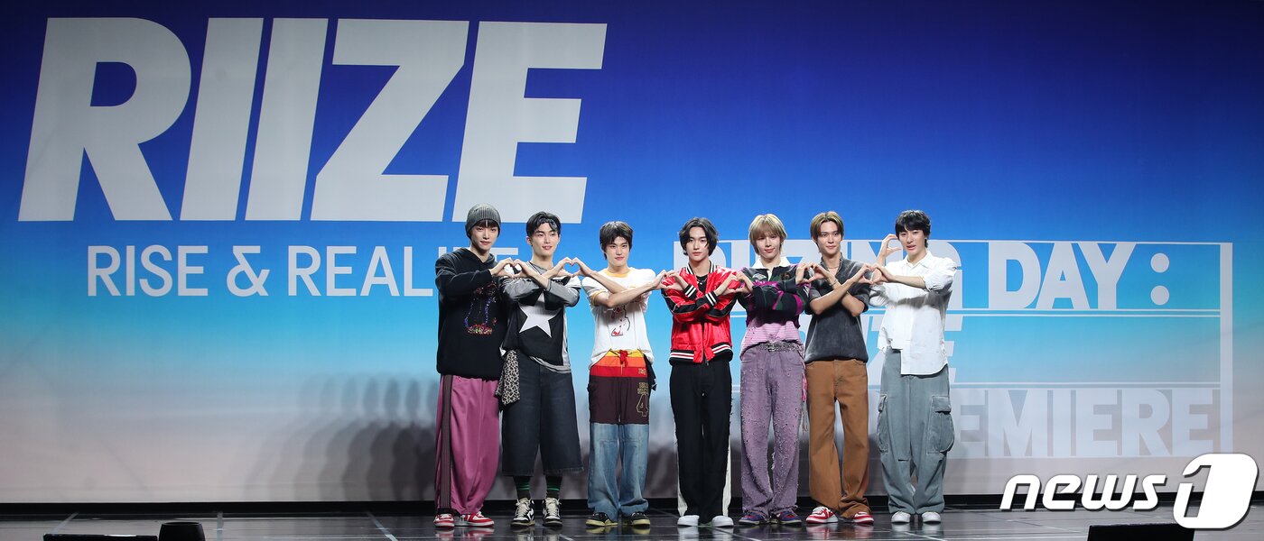 본문 이미지 - SM 신인 그룹 라이즈(RIIZE)의 성찬(왼쪽부터)과 승한, 소희, 원빈, 쇼타로, 은석, 앤톤이 4일 서울 용산구 블루스퀘어에서 가진 첫 싱글 앨범 ‘겟 어 기타(Get A Guitar)’ 쇼케이스에서 포즈를 취하고 있다. 2023.9.4/뉴스1 ⓒ News1 권현진 기자