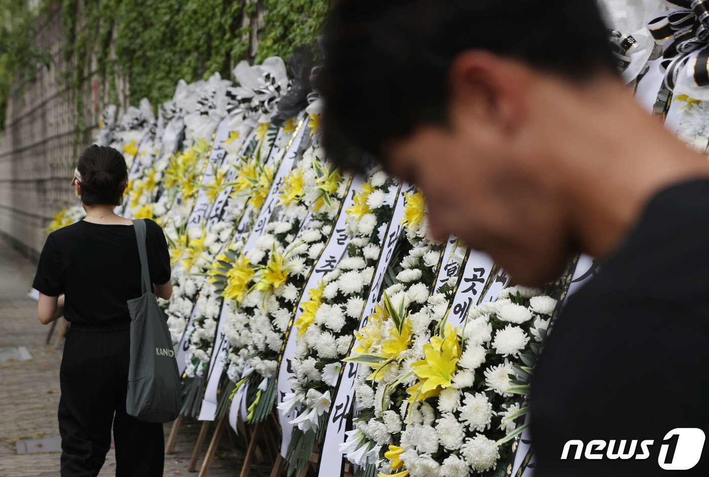 본문 이미지 - 4일 오후 경기 용인시의 한 고등학교 앞에 학부모로부터 피소된 뒤 극단선택으로 숨진 60대 체육교사를 추모하는 근조화환이 놓여 있다. 2023.9.4/뉴스1 ⓒ News1 김영운 기자