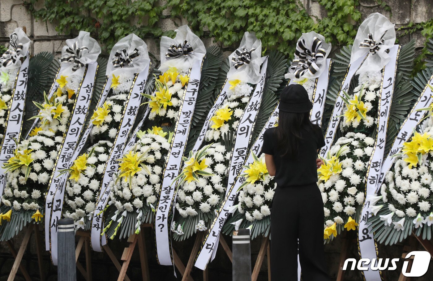 본문 이미지 - 4일 오후 경기 용인시의 한 고등학교 앞에 학부모로부터 피소된 뒤 극단선택으로 숨진 60대 체육교사를 추모하는 근조화환이 놓여 있다. 2023.9.4/뉴스1 ⓒ News1 김영운 기자