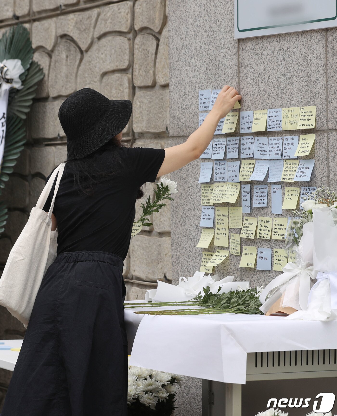 본문 이미지 - 4일 오후 경기 용인시의 한 고등학교 앞에 마련된 체육교사 A씨의 추모공간을 찾은 시민들이 고인을 추모하고 있다. 지난 3일 체육교사 A씨가 학부모로부터 피소된 뒤 극단선택으로 숨진 채 발견돼 경찰이 본격적인 수사에 나섰다. 2023.9.4/뉴스1 ⓒ News1 김영운 기자