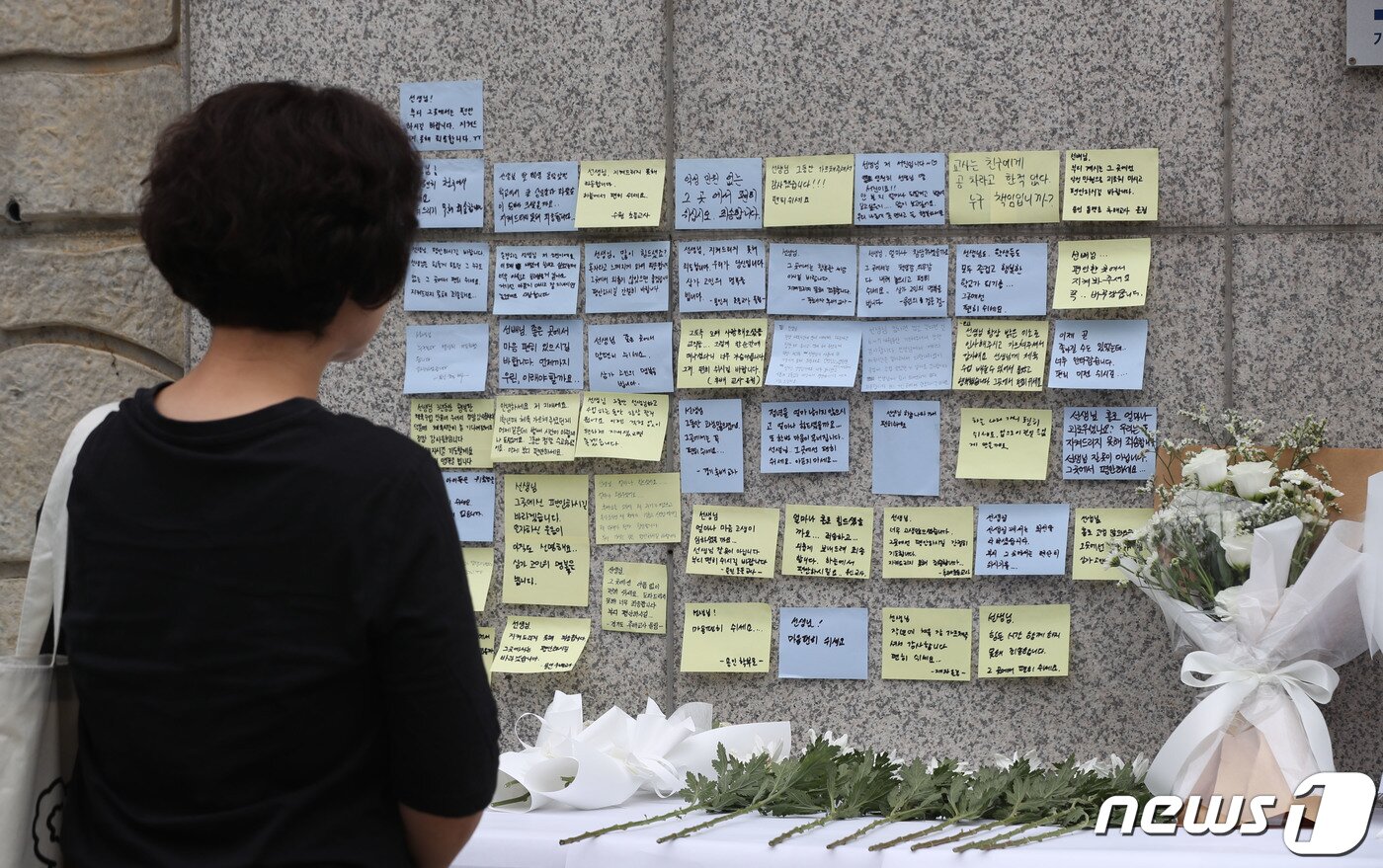본문 이미지 - 4일 오후 경기 용인시의 한 고등학교 앞에 마련된 체육교사 A씨의 추모공간을 찾은 시민들이 고인을 추모하고 있다. 지난 3일 체육교사 A씨가 학부모로부터 피소된 뒤 극단선택으로 숨진 채 발견돼 경찰이 본격적인 수사에 나섰다. 2023.9.4/뉴스1 ⓒ News1 김영운 기자