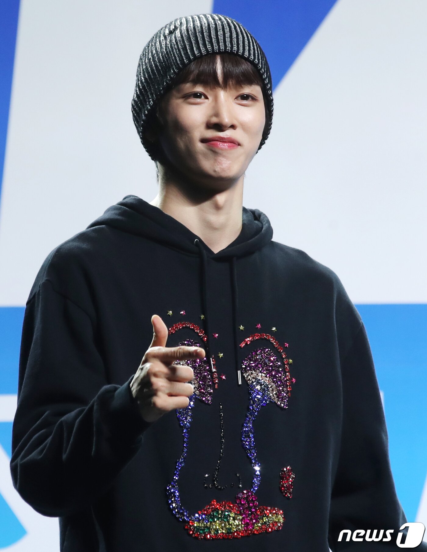 본문 이미지 - SM 신인 그룹 라이즈(RIIZE)의 성찬이 4일 서울 용산구 블루스퀘어에서 가진 첫 싱글 앨범 ‘겟 어 기타(Get A Guitar)’ 쇼케이스에서 포즈를 취하고 있다. 2023.9.4/뉴스1 ⓒ News1 권현진 기자