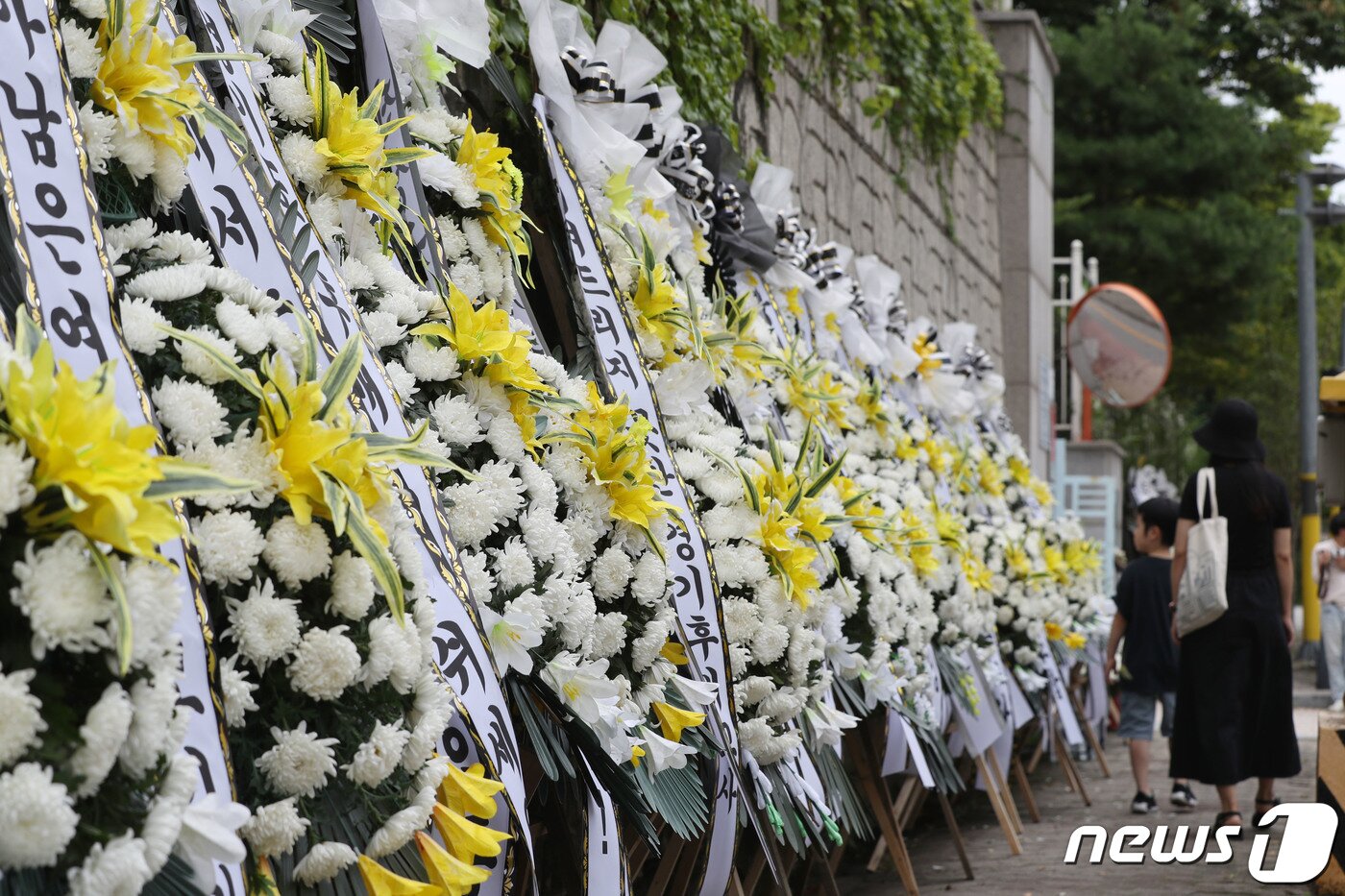 본문 이미지 - 4일 오후 경기 용인시의 한 고등학교 앞에 학부모로부터 피소된 뒤 극단선택으로 숨진 60대 체육교사를 추모하는 근조화환이 놓여 있다. 2023.9.4/뉴스1 ⓒ News1 김영운 기자