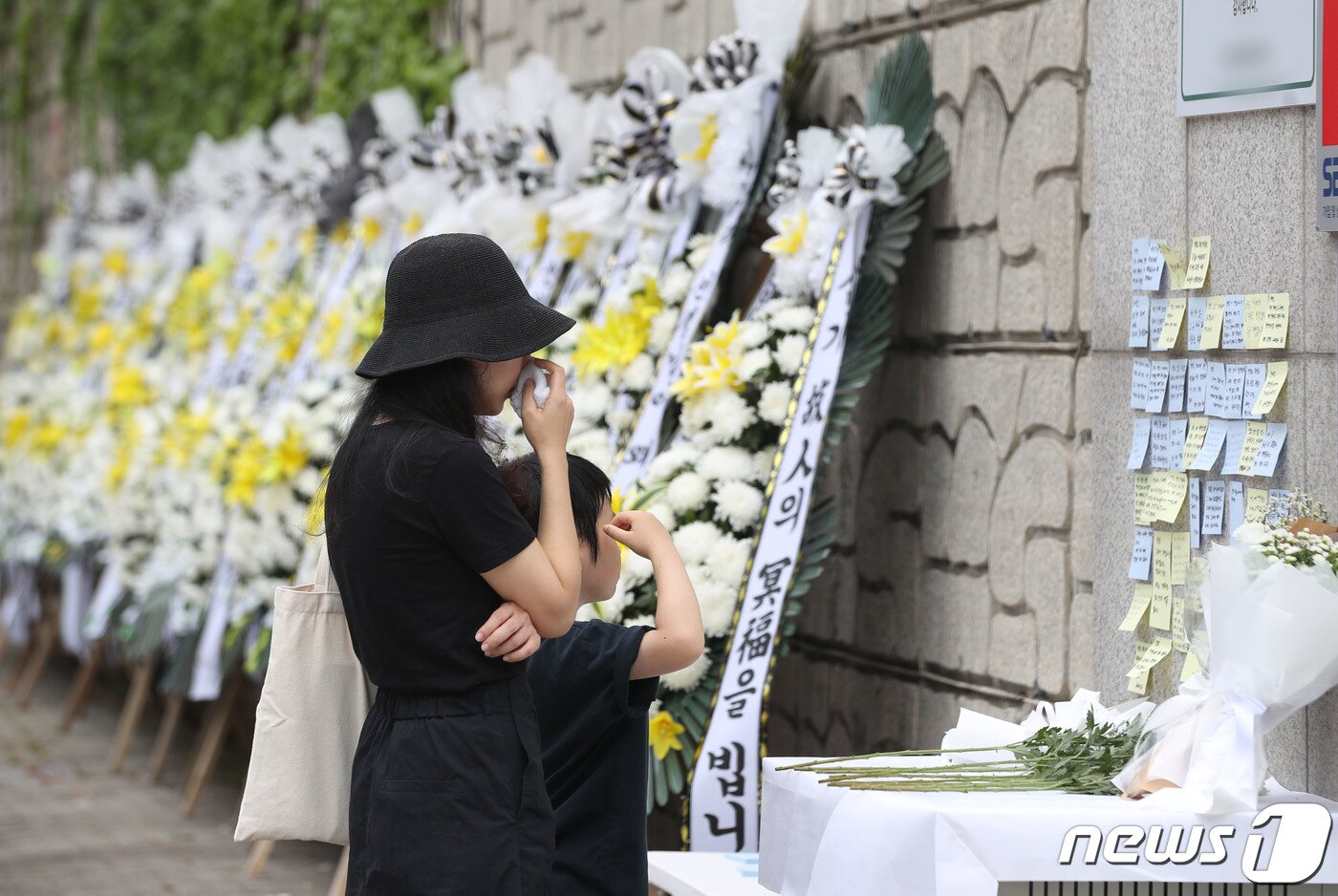 본문 이미지 - 4일 오후 경기 용인시의 한 고등학교 앞에 마련된 체육교사 A씨의 추모공간을 찾은 시민들이 고인을 추모하고 있다. 지난 3일 체육교사 A씨가 학부모로부터 피소된 뒤 극단선택으로 숨진 채 발견돼 경찰이 본격적인 수사에 나섰다. 2023.9.4/뉴스1 ⓒ News1 김영운 기자