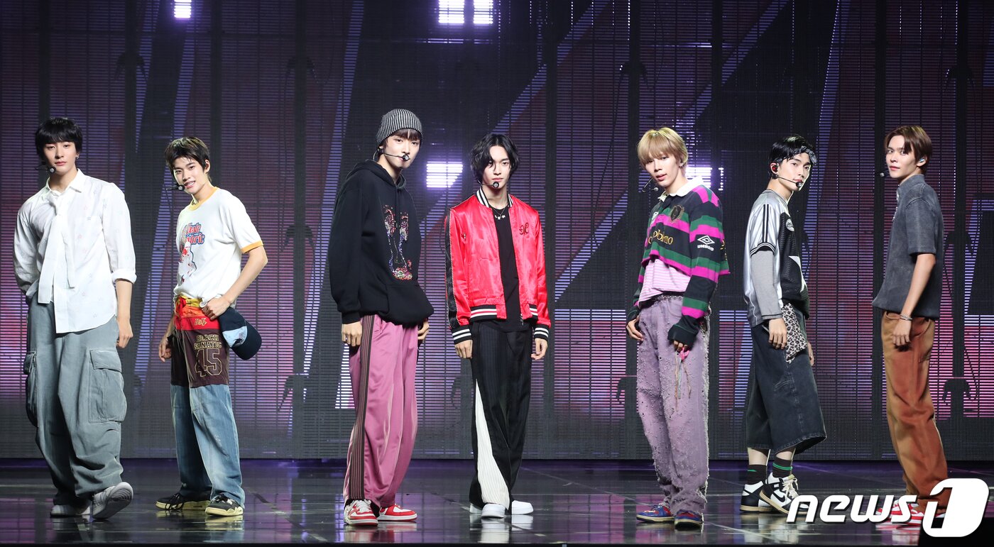 본문 이미지 - SM 신인 그룹 라이즈(RIIZE)가 4일 서울 용산구 블루스퀘어에서 가진 첫 싱글 앨범 ‘겟 어 기타(Get A Guitar)’ 쇼케이스에서 타이틀 곡 '겟 어 기타'(Get A Guitar)를 선보이고 있다. 2023.9.4/뉴스1 ⓒ News1 권현진 기자