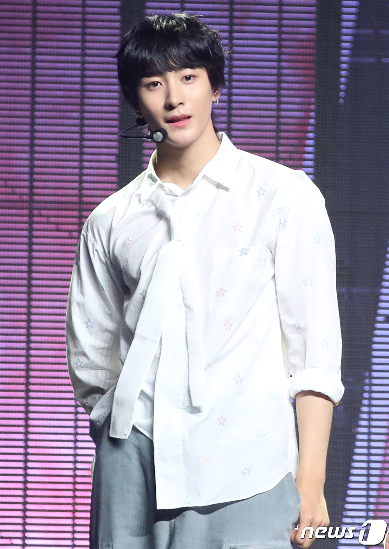 본문 이미지 - SM 신인 그룹 라이즈(RIIZE)의 앤톤이 4일 서울 용산구 블루스퀘어에서 가진 첫 싱글 앨범 ‘겟 어 기타(Get A Guitar)’ 쇼케이스에서 타이틀 곡 '겟 어 기타'(Get A Guitar)를 선보이고 있다. 2023.9.4/뉴스1 ⓒ News1 권현진 기자