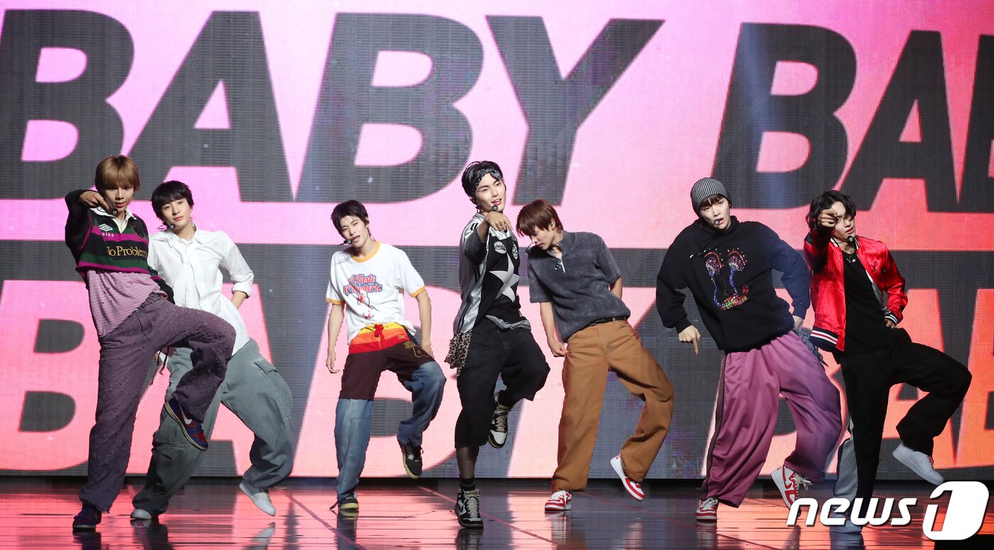 본문 이미지 - SM 신인 그룹 라이즈(RIIZE)의 성찬, 승한, 소희, 원빈, 쇼타로, 은석, 앤톤이 4일 서울 용산구 블루스퀘어에서 가진 첫 싱글 앨범 ‘겟 어 기타(Get A Guitar)’ 쇼케이스에서 타이틀 곡 '겟 어 기타'(Get A Guitar)를 선보이고 있다. 2023.9.4/뉴스1 ⓒ News1 권현진 기자