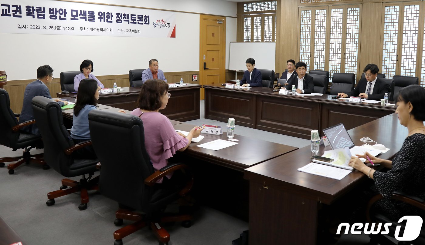 본문 이미지 - 대전시의회 박주화 교육위원장과 이한영 의원이 8월 25일 법률전문가, 시교육청 관계자, 현직 교사들과 교권 확립 방안 모색을 위한 정책토론회를 하고 있는 모습.&#40;대전시의회 제공&#41;/뉴스1  
