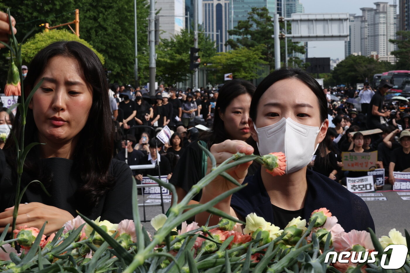 본문 이미지 - 사망한 서이초 교사의 49재이자 '공교육 멈춤의 날'인 4일 오후 서울 여의도 국회의사당 앞에서 열린 서이초 교사 49재 추모집회에서 참석자들이 헌화를 하고 있다. 2023.9.4/뉴스1 ⓒ News1 박정호 기자