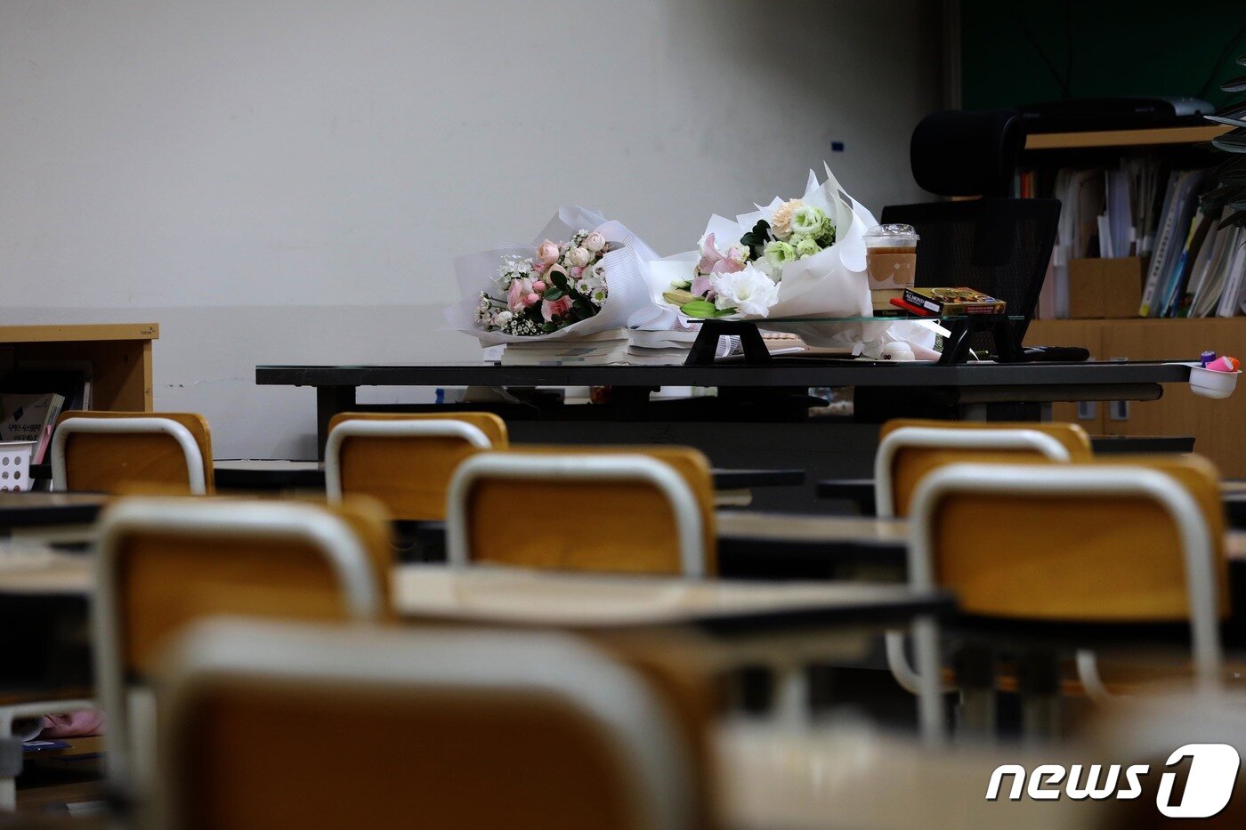 본문 이미지 - 극단 선택으로 사망한 서이초 교사의 49재이자 '공교육 멈춤의 날'인 4일 고인이 일했던 교실에 추모 꽃다발이 놓여있다. (공동취재) 2023.9.4/뉴스1 ⓒ News1 유승관 기자