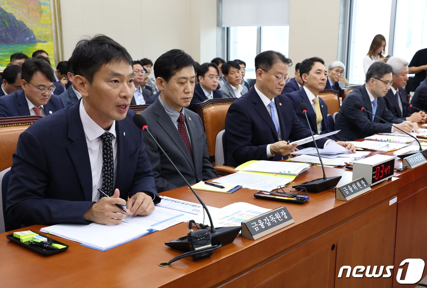 본문 이미지 - 이복현 금융감독원장이 4일 오후 서울 여의도 국회에서 열린 정무위원회 전체회의에서 의원들의 질의에 답변하고 있다. 2023.9.4/뉴스1 ⓒ News1 송원영 기자