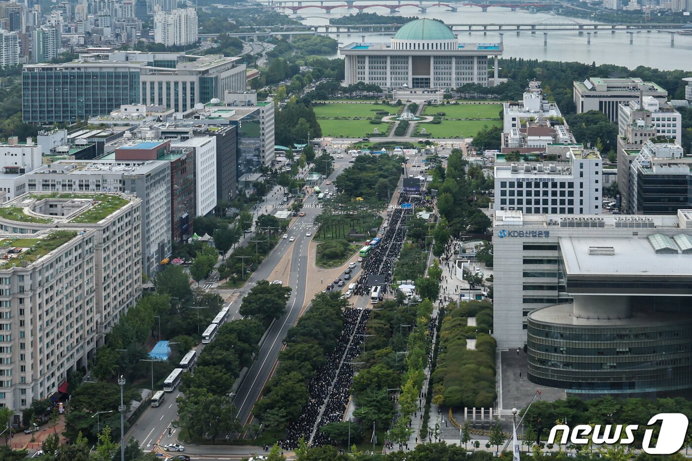 본문 이미지 - 사망한 서이초 교사의 49재이자 '공교육 멈춤의 날'인 4일 오후 서울 영등포구 국회대로에서 서이초 사망 교사 추모 집회가 열리고 있다. 2023.9.4/뉴스1 ⓒ News1