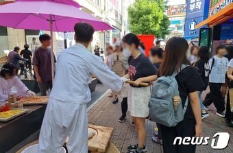 본문 이미지 - 4일 대구 동성로 거리에 황금녘 동행축제 개막행사장이 마련됐다. ⓒ News1 이민주 기자