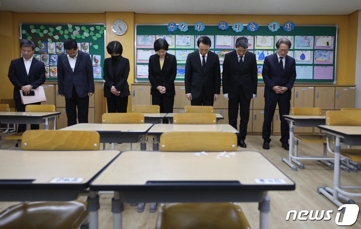 본문 이미지 - 극단 선택으로 사망한 서이초 교사의 49재이자 '공교육 멈춤의 날'인 4일 이주호 사회부총리 겸 교육부 장관, 조희연 서울시교육감, 임태희 경기도교육감, 이정미 정의당 대표 등이 고인이 일했던 교실을 찾아 묵념하고 있다. (공동취재) 2023.9.4/뉴스1 ⓒ News1 유승관 기자