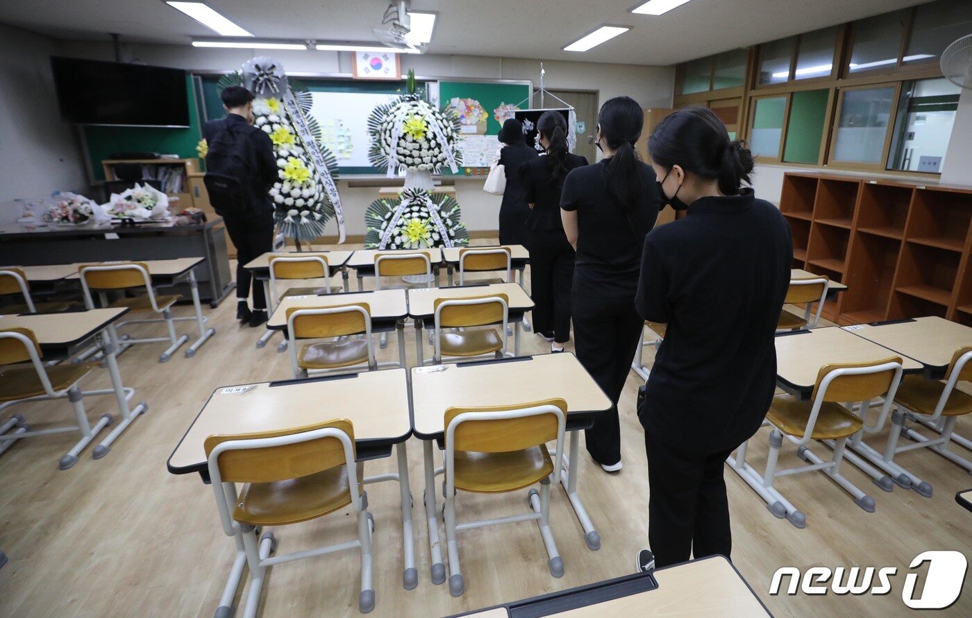 본문 이미지 - 극단 선택으로 사망한 서이초 교사의 49재이자 '공교육 멈춤의 날'인 4일 고인이 일했던 교실을 둘러보던 지인들이 슬픔에 잠겨있다. (공동취재) 2023.9.4/뉴스1 ⓒ News1 유승관 기자