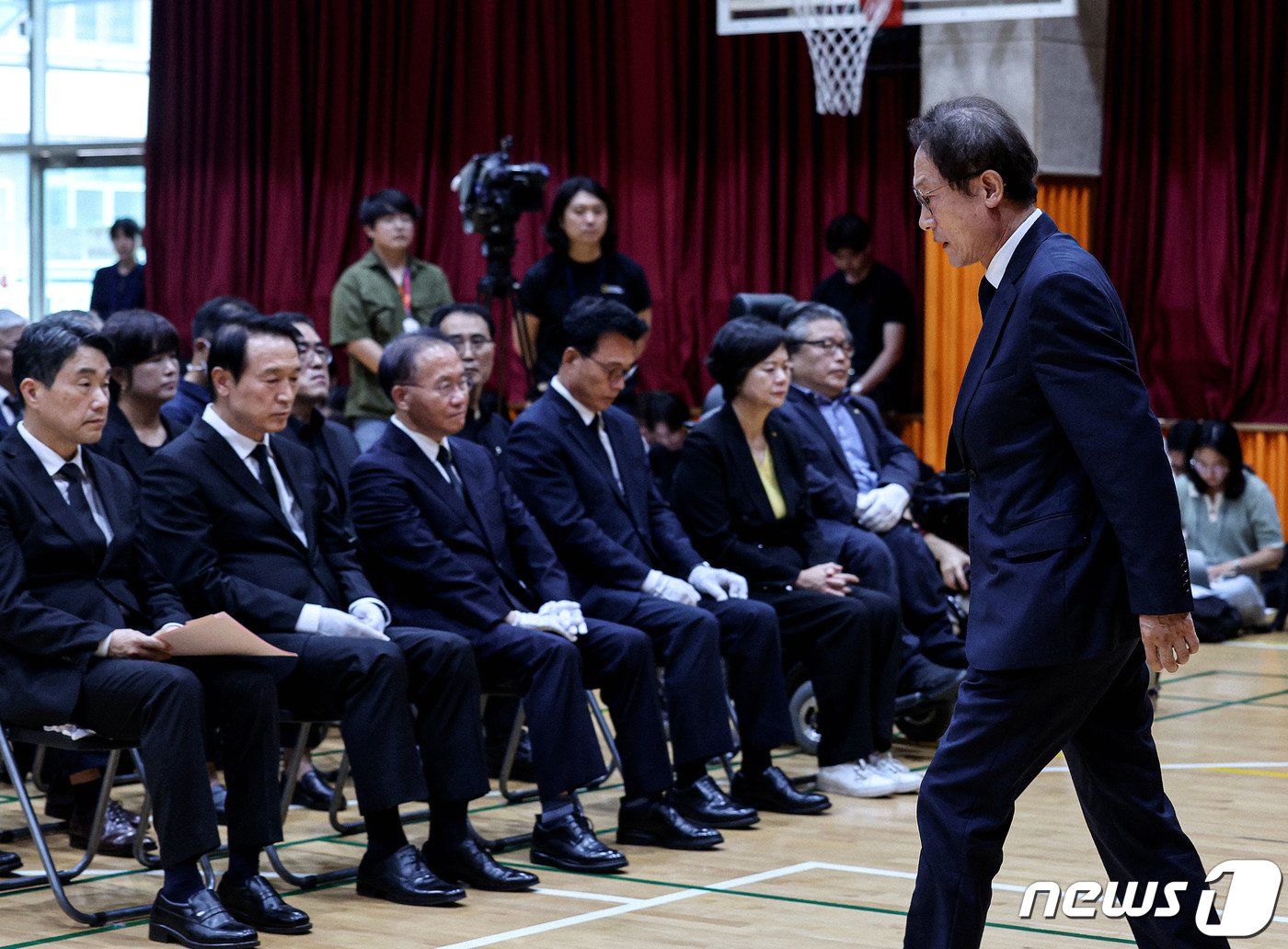 본문 이미지 - 조희연 서울시교육감이 4일 오후 서울 서초구 서이초등학교 대강당에서 열린 서이초 교사의 ‘49재 추모제’에서 추모사를 마친 뒤 자리로 돌아가고 있다. (공동취재) 2023.9.4/뉴스1 ⓒ News1 유승관 기자