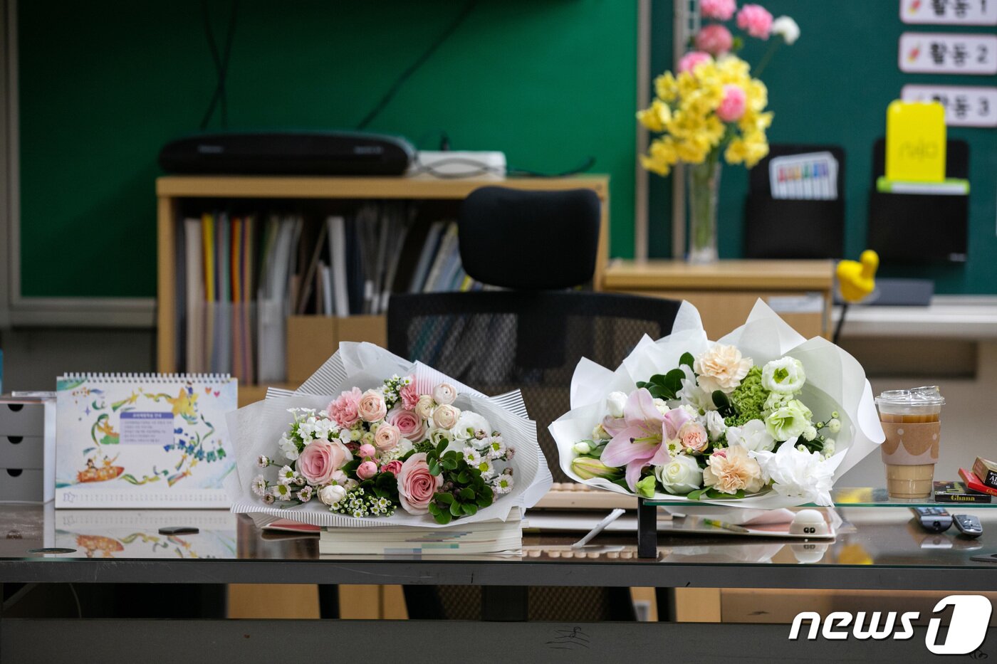본문 이미지 - 극단 선택으로 사망한 서이초 교사의 49재이자 '공교육 멈춤의 날'인 4일 고인이 일했던 교실에 추모 꽃다발이 놓여있다. (공동취재) 2023.9.4/뉴스1 ⓒ News1 유승관 기자