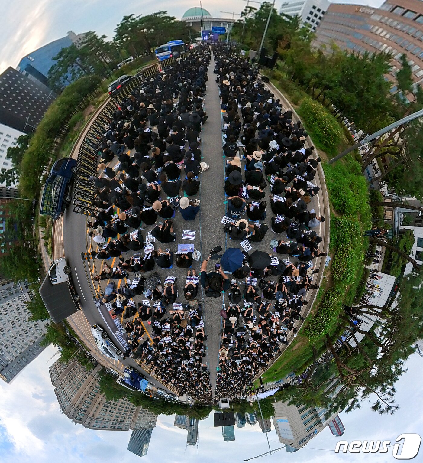 본문 이미지 - 사망한 서이초 교사의 49재이자 &#39;공교육 멈춤의 날&#39;인 4일 오후 서울 영등포구 국회대로에서 서이초 사망 교사 추모 집회가 열리고 있다. &#40;파노라마 촬영&#41; 2023.9.4/뉴스1 ⓒ News1 김도우 기자