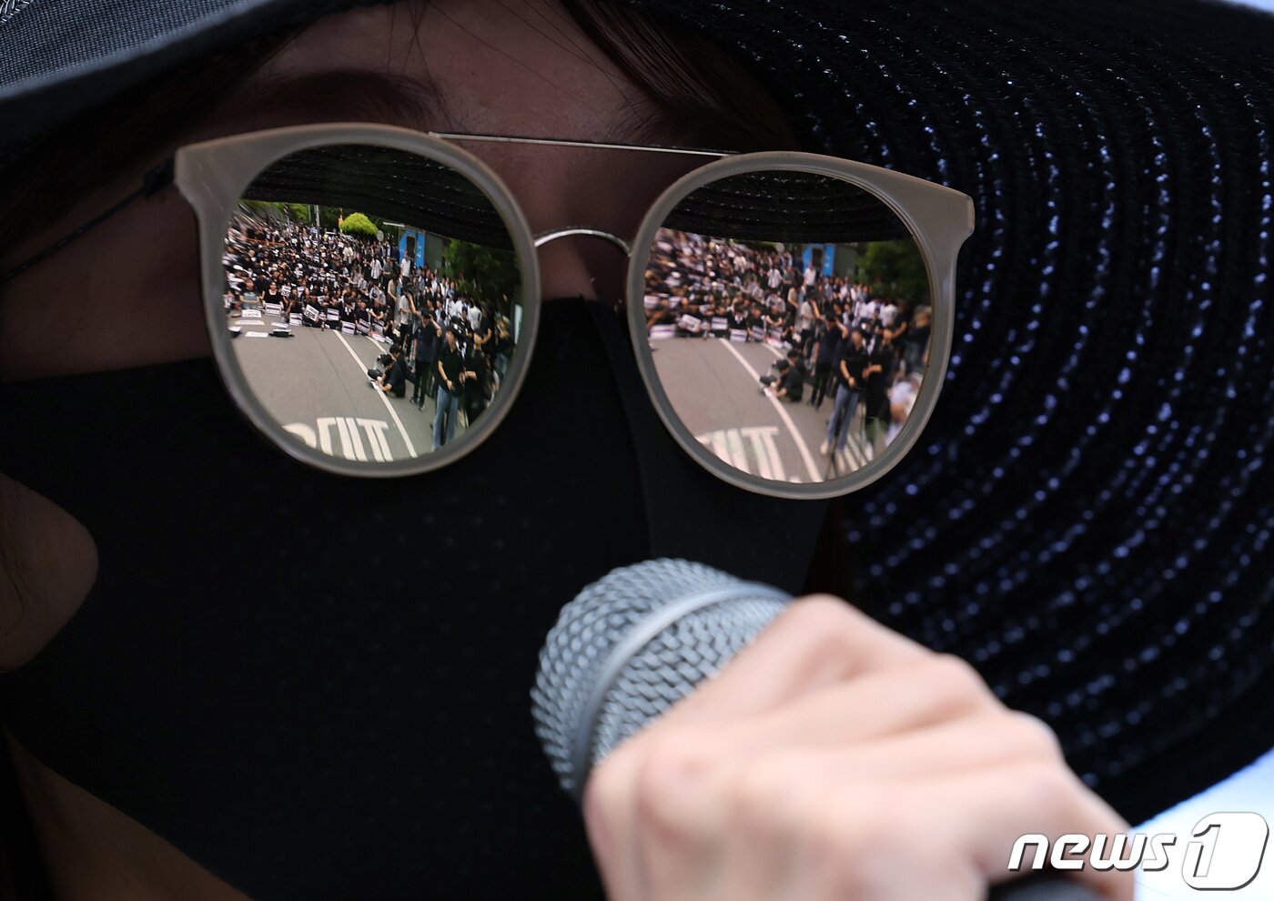 본문 이미지 - 사망한 서이초 교사의 49재이자 '공교육 멈춤의 날'인 4일 오후 서울 여의도 국회의사당 앞에서 열린 서이초 교사 49재 추모집회에서 발언자의 선그라스에 집회 참석자들이 비치고 있다.  2023.9.4/뉴스1 ⓒ News1 박정호 기자