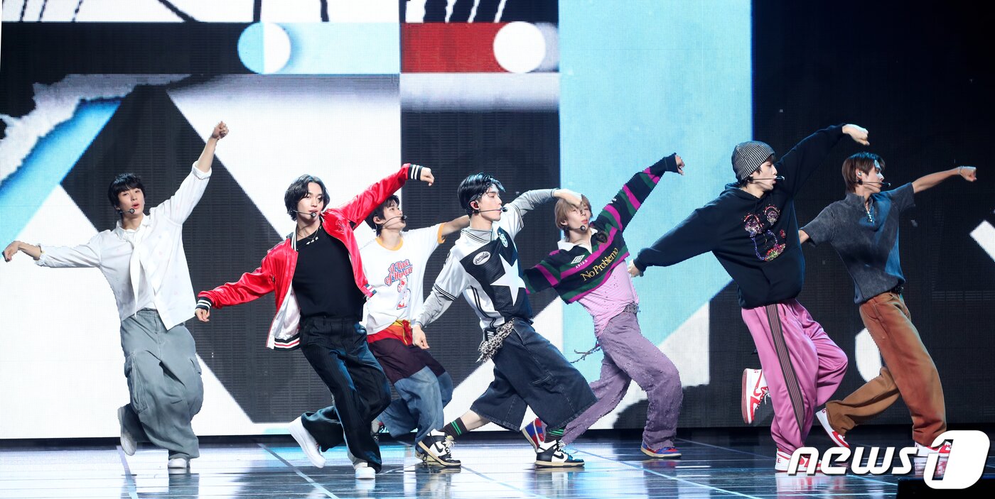 본문 이미지 - SM 신인 그룹 라이즈(RIIZE)가 9월 4일 서울 용산구 블루스퀘어에서 가진 첫 싱글 앨범 ‘겟 어 기타(Get A Guitar)’ 쇼케이스에서 타이틀 곡 '겟 어 기타'(Get A Guitar)를 선보이고 있다. 2023.9.4/뉴스1 ⓒ News1 권현진 기자