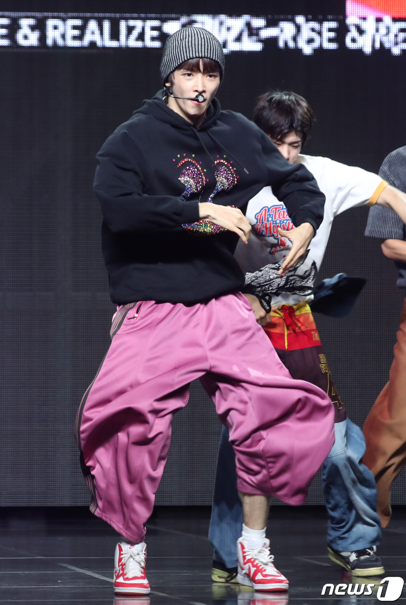 (서울=뉴스1) 권현진 기자 = SM 신인 그룹 라이즈(RIIZE) 성찬이 4일 서울 용산구 블루스퀘어에서 가진 첫 싱글 앨범 ‘겟 어 기타(Get A Guitar)’ 쇼케이스에서 …