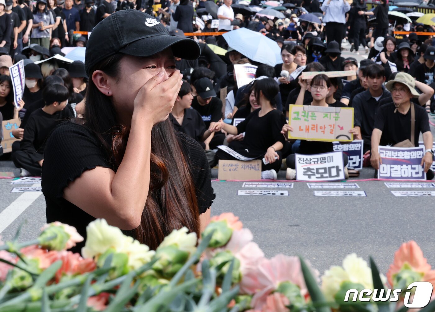 본문 이미지 - 사망한 서이초 교사의 49재이자 '공교육 멈춤의 날'인 4일 오후 서울 여의도 국회의사당 앞에서 열린 서이초 교사 49재 추모집회에서 헌화를 마친 참석자가 눈물을 흘리고 있다. 2023.9.4/뉴스1 ⓒ News1 박정호 기자