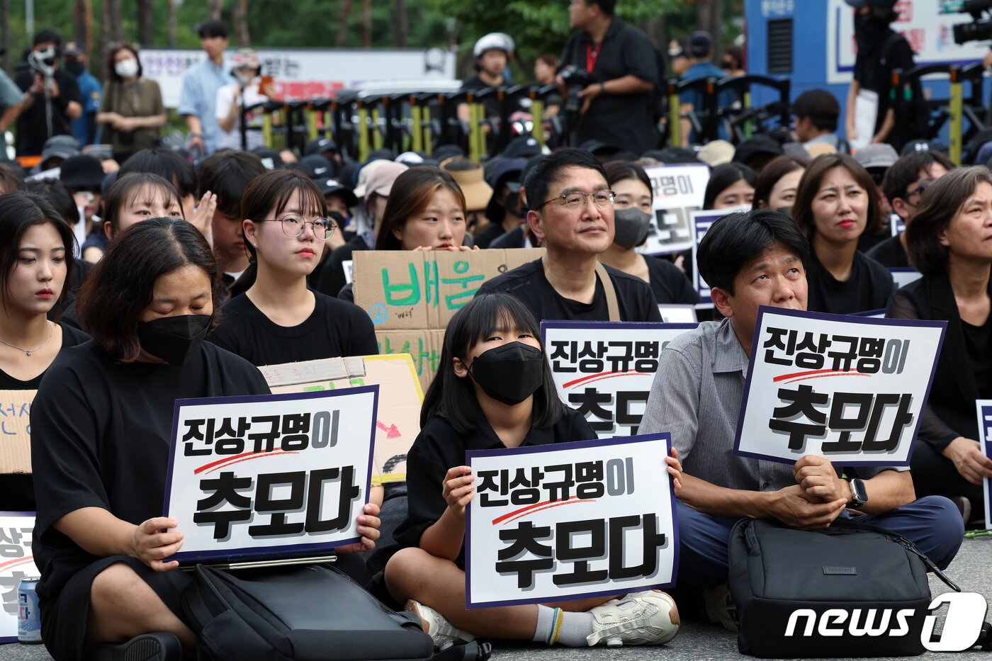 본문 이미지 - 사망한 서이초 교사의 49재이자 '공교육 멈춤의 날'인 4일 오후 서울 여의도 국회의사당 앞에서 서이초 교사 49재 추모집회가 진행되고 있다. 2023.9.4/뉴스1 ⓒ News1 박정호 기자
