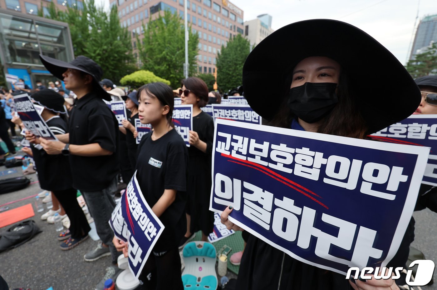 사망한 서이초 교사의 49재이자 &#39;공교육 멈춤의 날&#39;인 4일 오후 서울 여의도 국회의사당 앞에서 열린 서이초 교사 49재 추모집회에서 참석자들이 손피켓을 들어 구호를 외치고 있다. 국회 앞에 모인 교사와 시민들은 극단적 선택을 서이초 교사 진상규명과 5개 교원단체가 합동 발표한 ‘교원보호 입법발의 공동안’ 의결, 안전하고 존중받는 교육환경 조성 등을 촉구했다. 2023.9.4/뉴스1 ⓒ News1 박정호 기자