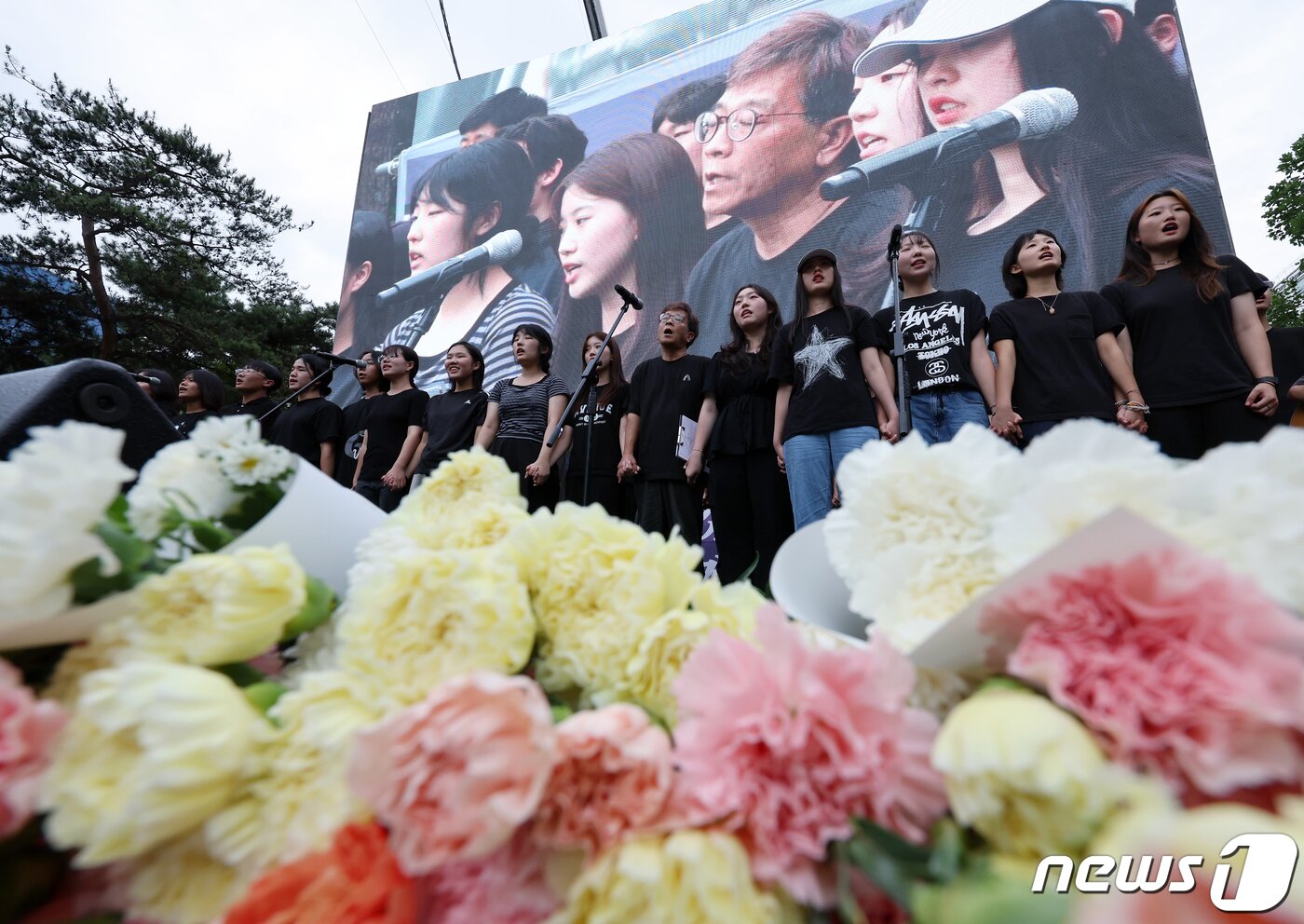 본문 이미지 - 사망한 서이초 교사의 49재이자 '공교육 멈춤의 날'인 4일 오후 서울 여의도 국회의사당 앞에서 열린 서이초 교사 49재 추모집회에서 간디학교 학생들과 양희찬 작사가가 '꿈꾸지 않으면'을 부르고 있다. 2023.9.4/뉴스1 ⓒ News1 박정호 기자