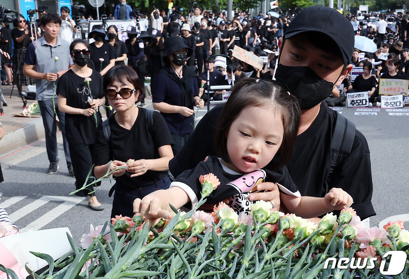 본문 이미지 - 사망한 서이초 교사의 49재이자 '공교육 멈춤의 날'인 4일 오후 서울 여의도 국회의사당 앞에서 열린 서이초 교사 49재 추모집회 참석자들이 헌화를 하고 있다. 2023.9.4/뉴스1 ⓒ News1 박정호 기자