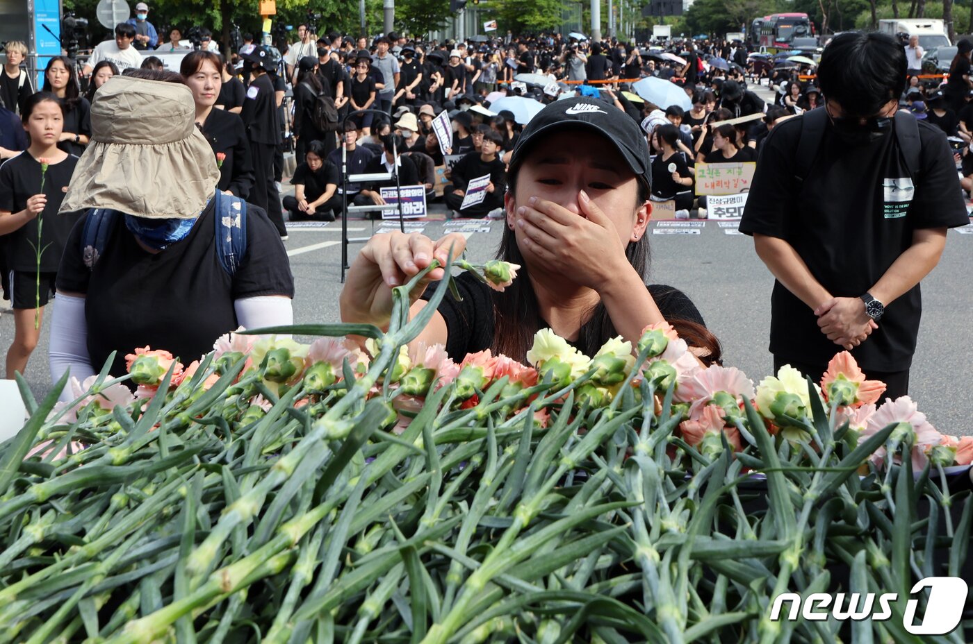 본문 이미지 - 사망한 서이초 교사의 49재이자 '공교육 멈춤의 날'인 4일 오후 서울 여의도 국회의사당 앞에서 열린 서이초 교사 49재 추모집회 참석자들이 헌화를 하고 있다. 국회 앞에 모인 교사와 시민들은 극단적 선택을 서이초 교사 진상규명과 5개 교원단체가 합동 발표한 ‘교원보호 입법발의 공동안’ 의결, 안전하고 존중받는 교육환경 조성 등을 촉구했다. 2023.9.4/뉴스1 ⓒ News1 박정호 기자