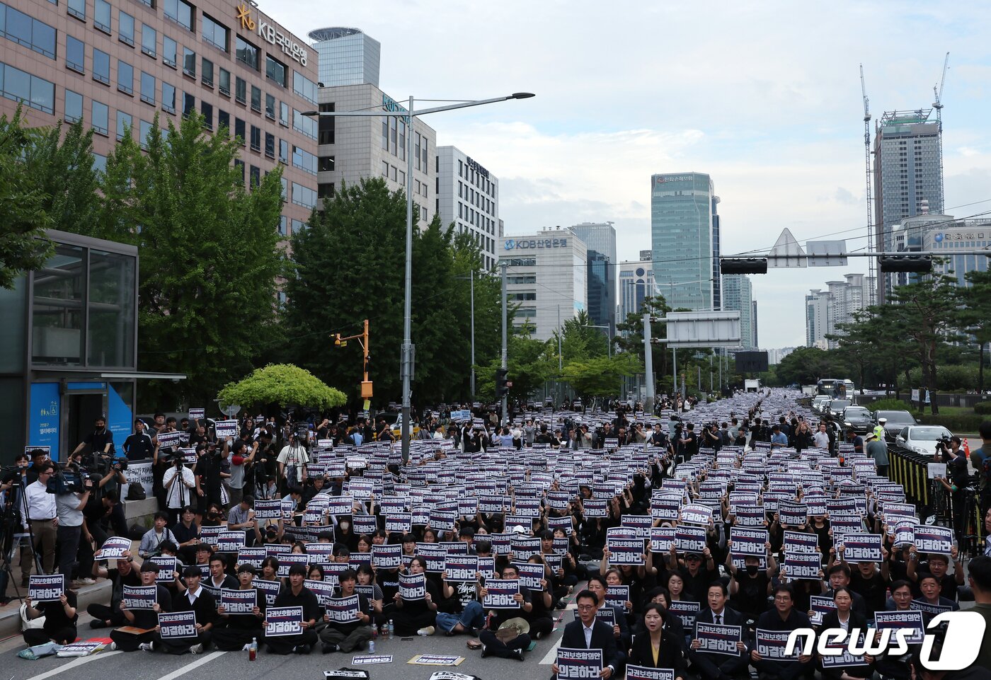 본문 이미지 - 사망한 서이초 교사의 49재이자 '공교육 멈춤의 날'인 4일 오후 서울 여의도 국회의사당 앞에서 열린 서이초 교사 49재 추모집회에서 박광온 더불어민주당 원내대표와 이정미 정의당 대표를 비롯한 여야 의원 및 참석자들이 손피켓을 들어 구호를 외치고 있다. 국회 앞에 모인 교사와 시민들은 극단적 선택을 서이초 교사 진상규명과 5개 교원단체가 합동 발표한 ‘교원보호 입법발의 공동안’ 의결, 안전하고 존중받는 교육환경 조성 등을 촉구했다. 2023.9.4/뉴스1 ⓒ News1 박정호 기자