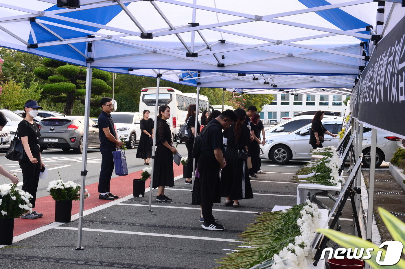 본문 이미지 - 4일 오후 경남교육청 본관 앞에 마련된 서이초 교사 추모 분향소를 찾은 교사들이 헌화하고 있다. 2023.9.4 ⓒ 뉴스1 박민석 기자