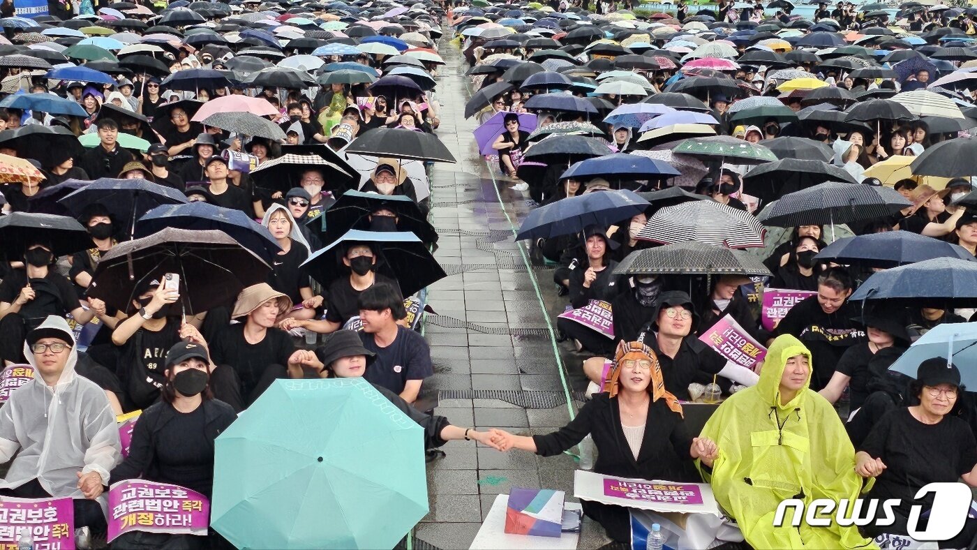 본문 이미지 - 4일 광주 동구 옛 전남도청 앞에서 열린 서이초 교사 49재 추모 집회에서 참가자들이 소나기를 맞으면서 집회에 참여하고 있다.2023.9.4./뉴스1 ⓒ News1 서충섭 기자