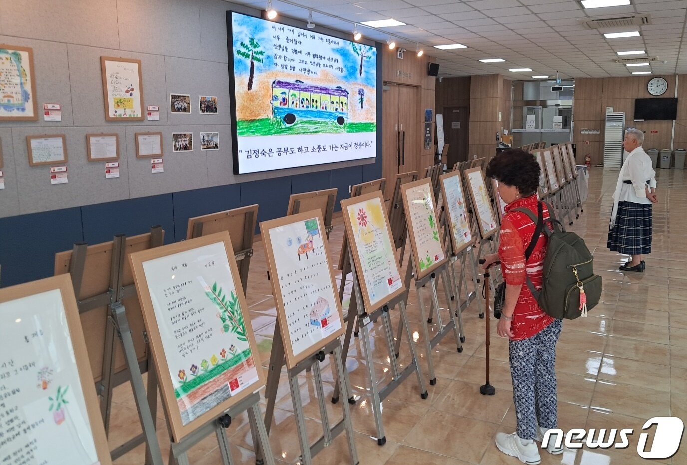 본문 이미지 - 4일 대전평생교육진흥원에서 성인문해교육 학습자들의 시화 작품 전시회가 열리고 있다. /뉴스1 ⓒNews1 최일 기자