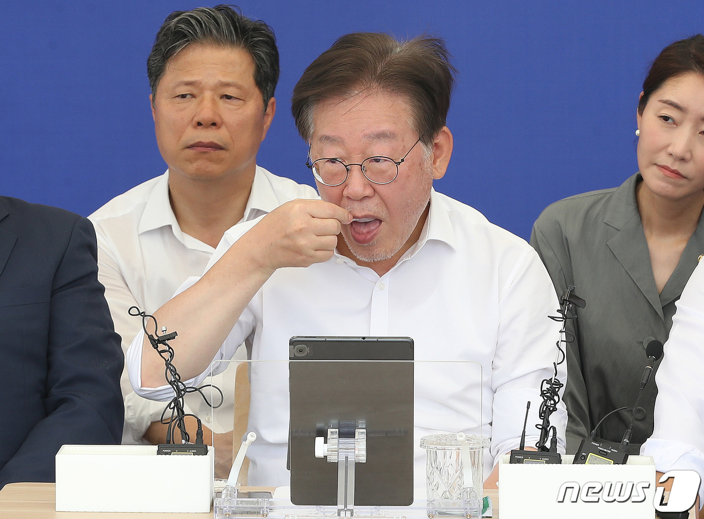 (서울=뉴스1) 임세영 기자 = 단식 6일차를 맞은 이재명 더불어민주당 대표가 5일 오전 서울 여의도 국회 본청 앞 단식투쟁천막에서 소금을 먹고 있다. 2023.9.5/뉴스1