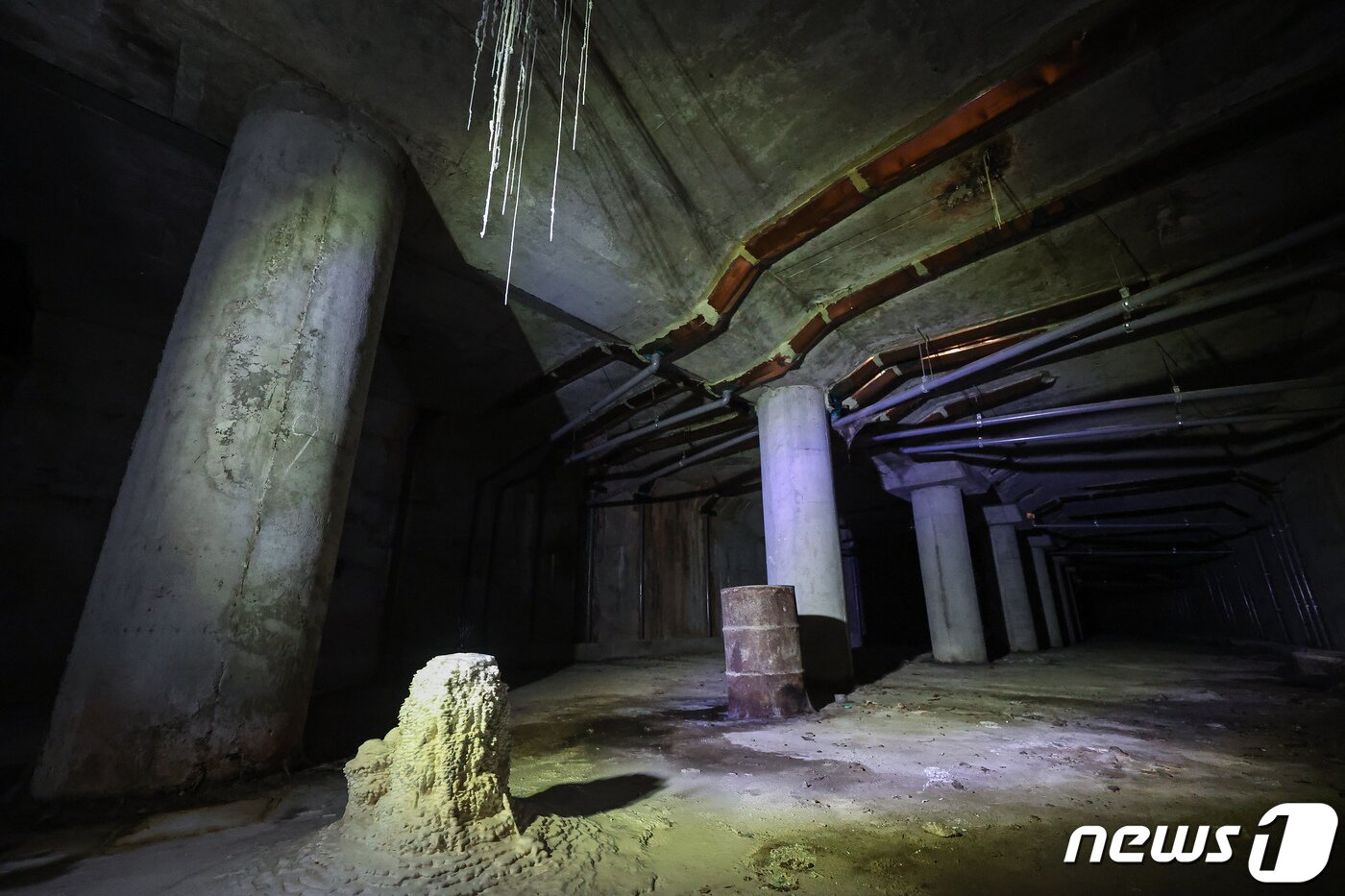 본문 이미지 - 5일 서울 중구 지하철 2호선 시청역과 을지로입구역 사이 지하 2층 미개방 공간이 언론에 공개되고 있다. 서울시는 40년 만에 공개되는 폭 9.5m, 높이 4.5m, 총 길이 335m규모의 이 공간을 오는 8~23일 시민들에게 선보인다고 밝혔다. 2023.9.5/뉴스1 ⓒ News1 김도우 기자