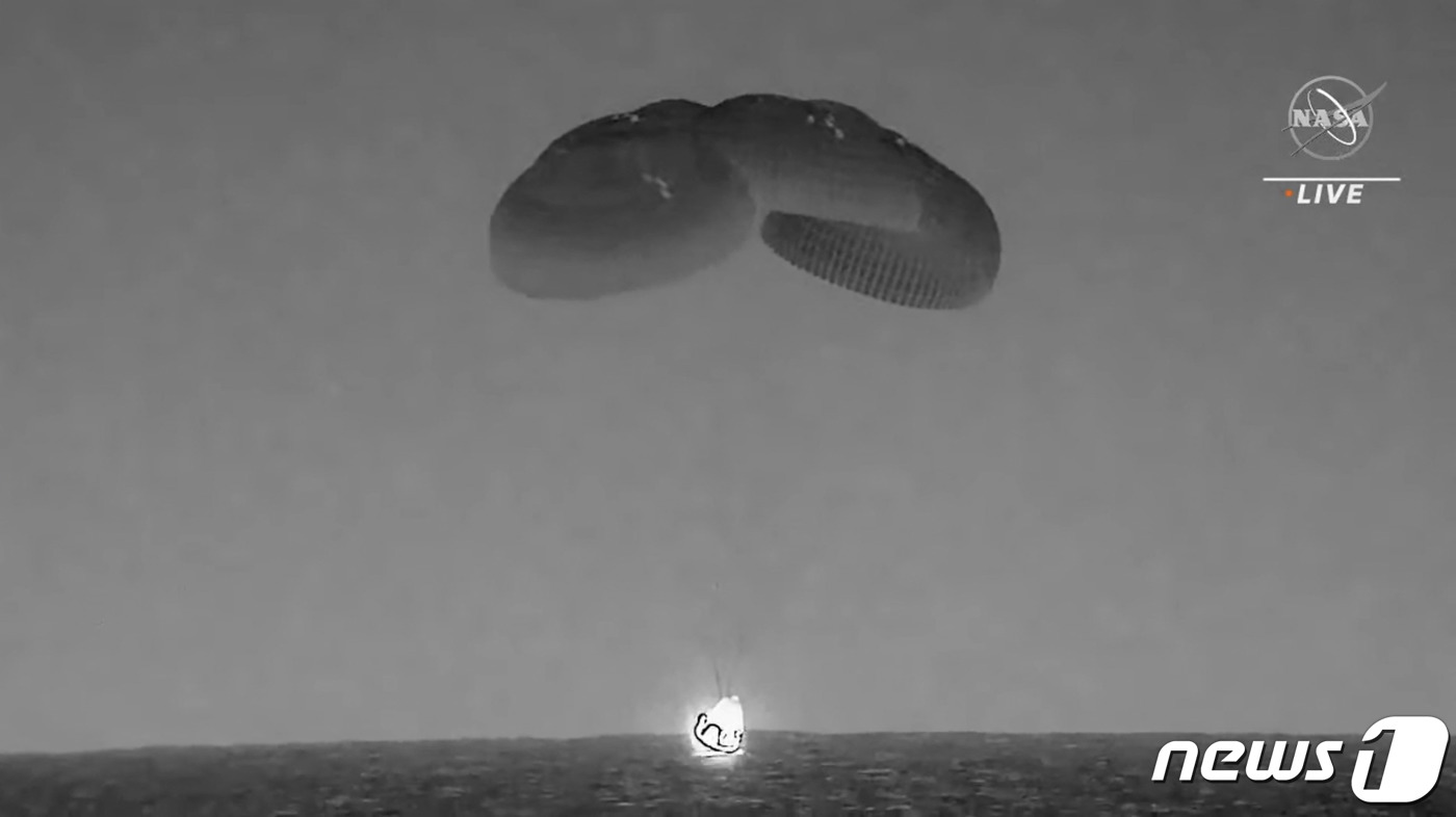(잭슨빌 AFP=뉴스1) 우동명 기자 = 4일(현지시각) 국제 우주 정거장(ISS)에서 6개월간 임무를 수행하고 지구에 귀환한 우주 비행사 4명이 탑승한 스페이스X의 '드래건 엔데 …