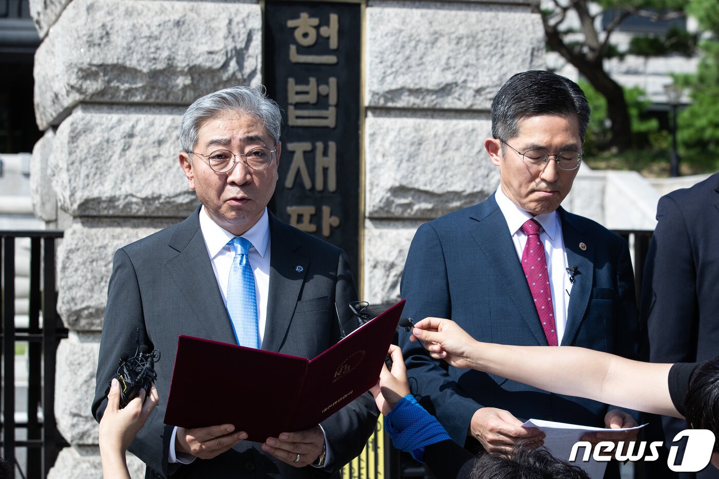 윤동섭 대한병원협회장이 지난 5일 서울 종로구 헌법재판소 앞에서 수술실 CCTV 설치 의무화 개정 의료법에 대한 효력정지가처분신청서 및 헌법소원심판청구서 제출에 앞서 발언하고 있다. 2023.9.5/뉴스1 ⓒ News1 유승관 기자