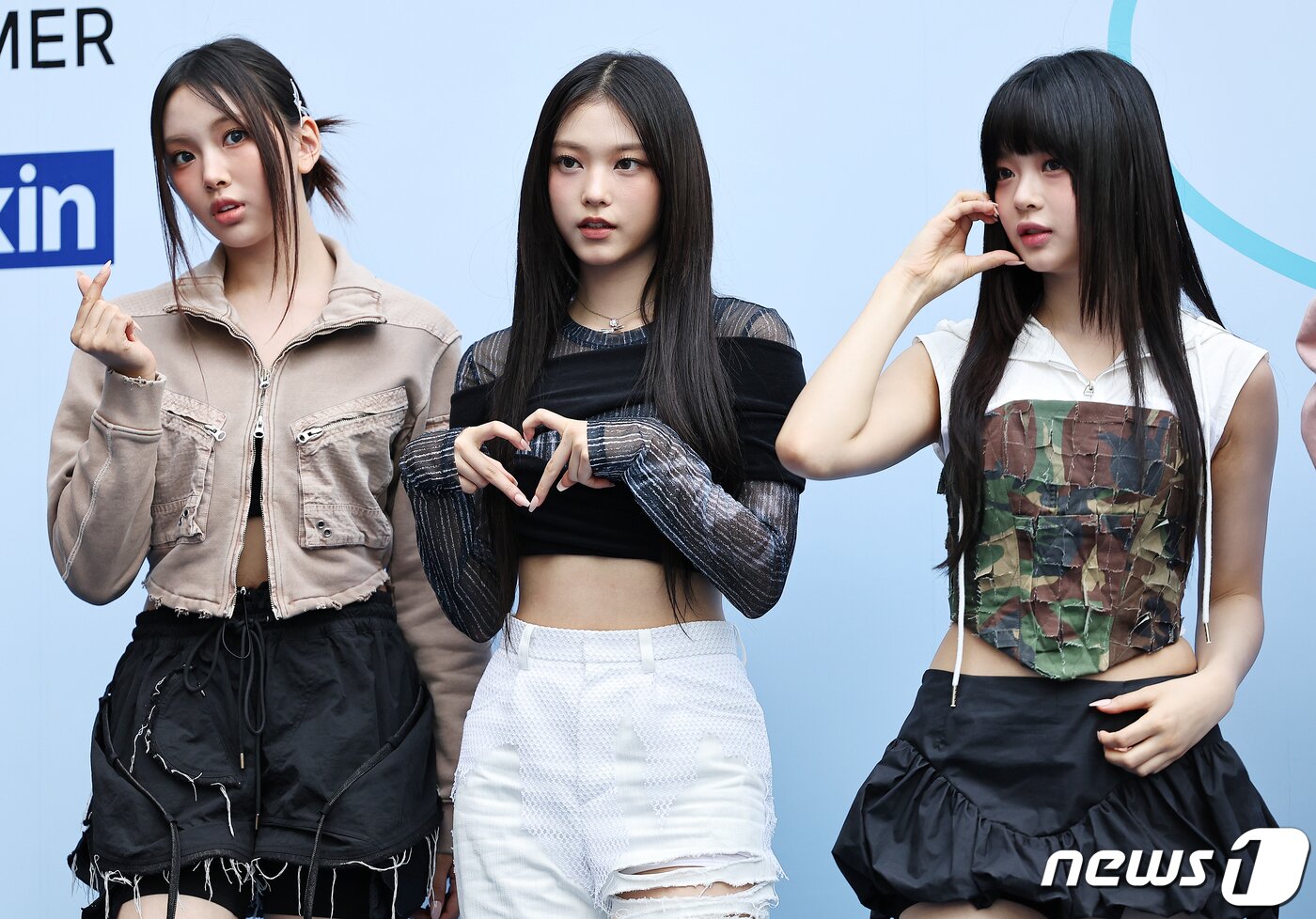 본문 이미지 - 걸그룹 뉴진스 혜인(왼쪽부터), 해린, 하니가 5일 서울 중구 동대문 DDP에서 열린 ‘2024 S/S 서울패션위크’ 오프닝쇼 얼킨(ul:kin) 컬렉션에 참석해 포즈를 취하고 있다. 2023.9.5/뉴스1 ⓒ News1 김진환 기자