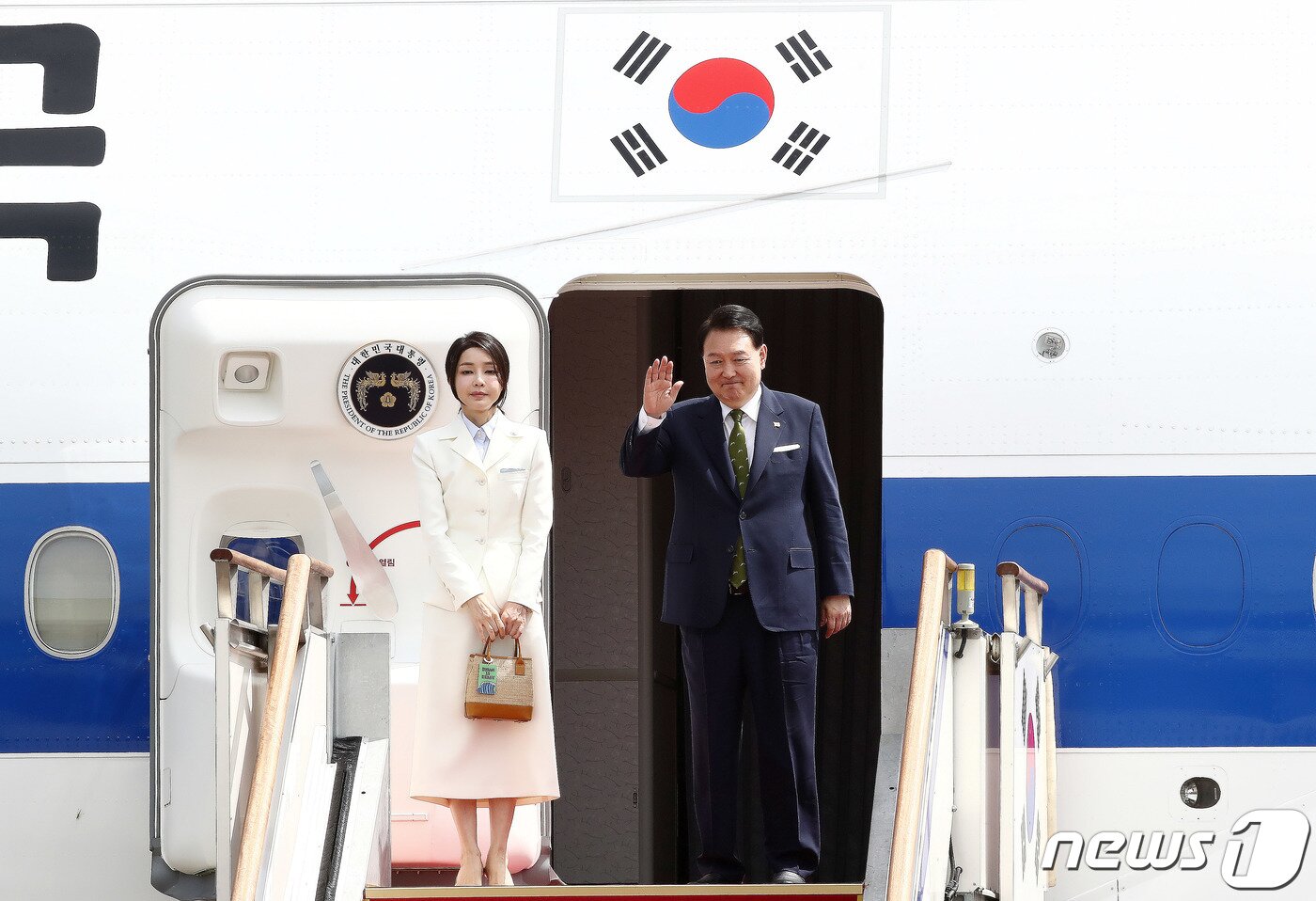 본문 이미지 - 윤석열 대통령과 김건희 여사가 인도네시아에서 열리는 아세안(ASEAN·동남아시아국가연합) 관련 정상회의와 인도에서 개최되는 주요 20개국(G20) 정상회의에 참석하기 위해 5일 경기도 성남시 서울공항을 통해 출국하고 있다. 2023.9.5/뉴스1 ⓒ News1 박세연 기자