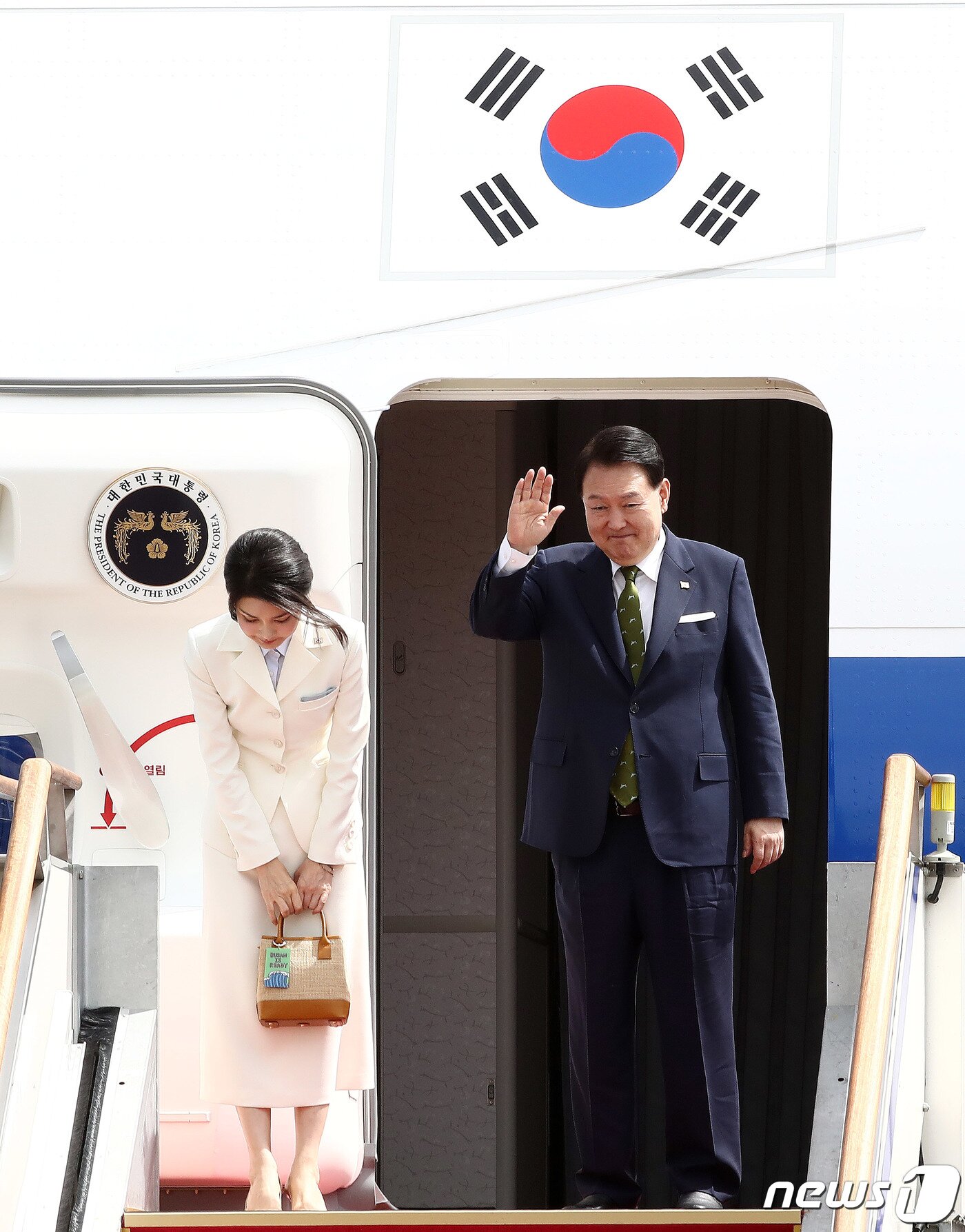 본문 이미지 - 윤석열 대통령과 김건희 여사가 인도네시아에서 열리는 아세안(ASEAN·동남아시아국가연합) 관련 정상회의와 인도에서 개최되는 주요 20개국(G20) 정상회의에 참석하기 위해 5일 경기도 성남시 서울공항을 통해 출국하고 있다. 2023.9.5/뉴스1 ⓒ News1 박세연 기자