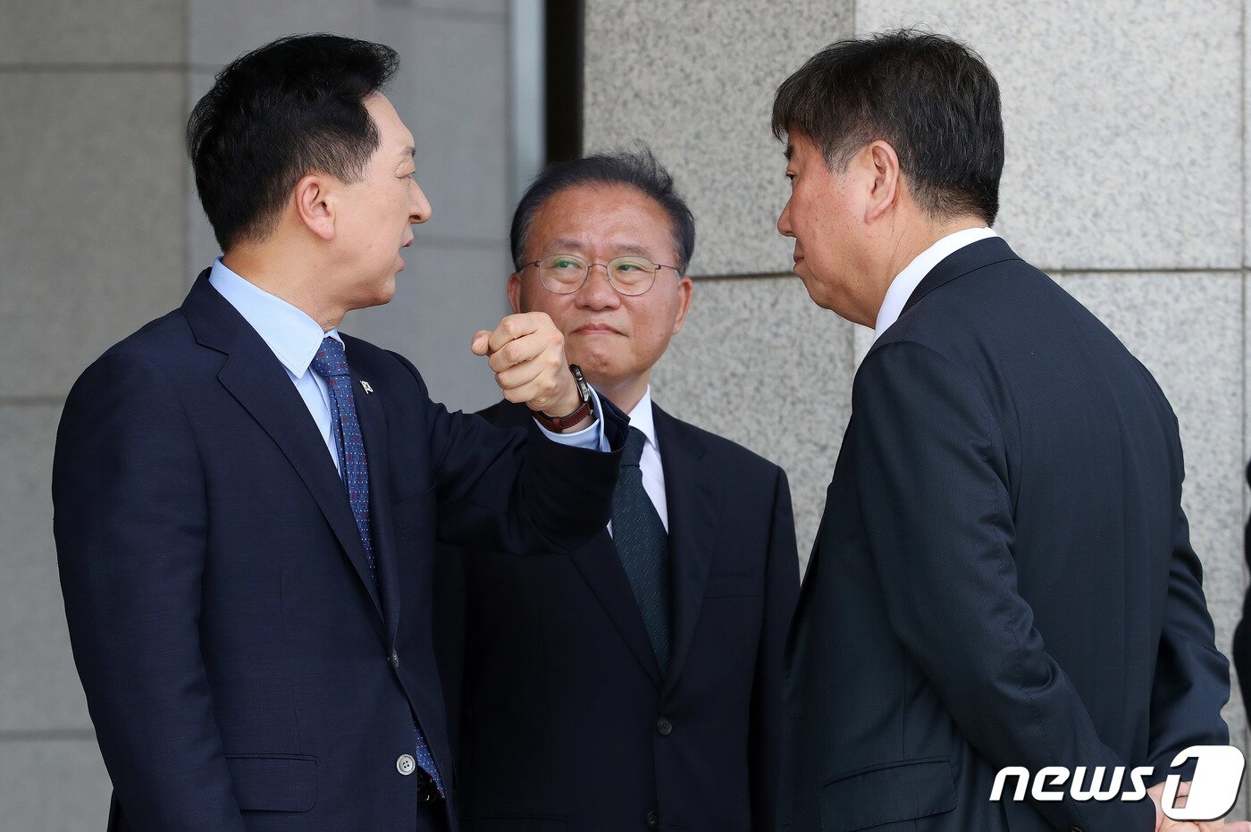 본문 이미지 - 김기현 국민의힘 대표(왼쪽부터), 윤재옥 국민의힘 원내대표, 김대기 대통령실 비서실장이 5일 경기도 성남시 서울공항에서 아세안(ASEAN·동남아시아국가연합) 관련 정상회의와 주요 20개국(G20) 정상회의 참석차 출국하는 윤석열 대통령을 환송 후 대화하고 있다. 2023.9.5./뉴스1 ⓒ News1 박세연 기자